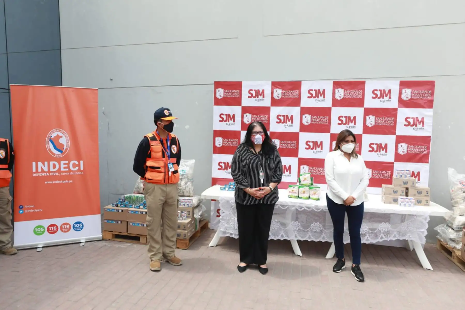 Ministra de Defensa, Nuria Esparch supervisa la distribución de 35 toneladas de alimentos en el marco de la emergencia sanitaria, que beneficiará a miles de ciudadanos de 177 comedores populares y 76 ollas comunes de San Juan de Miraflores.
Foto: Mindef