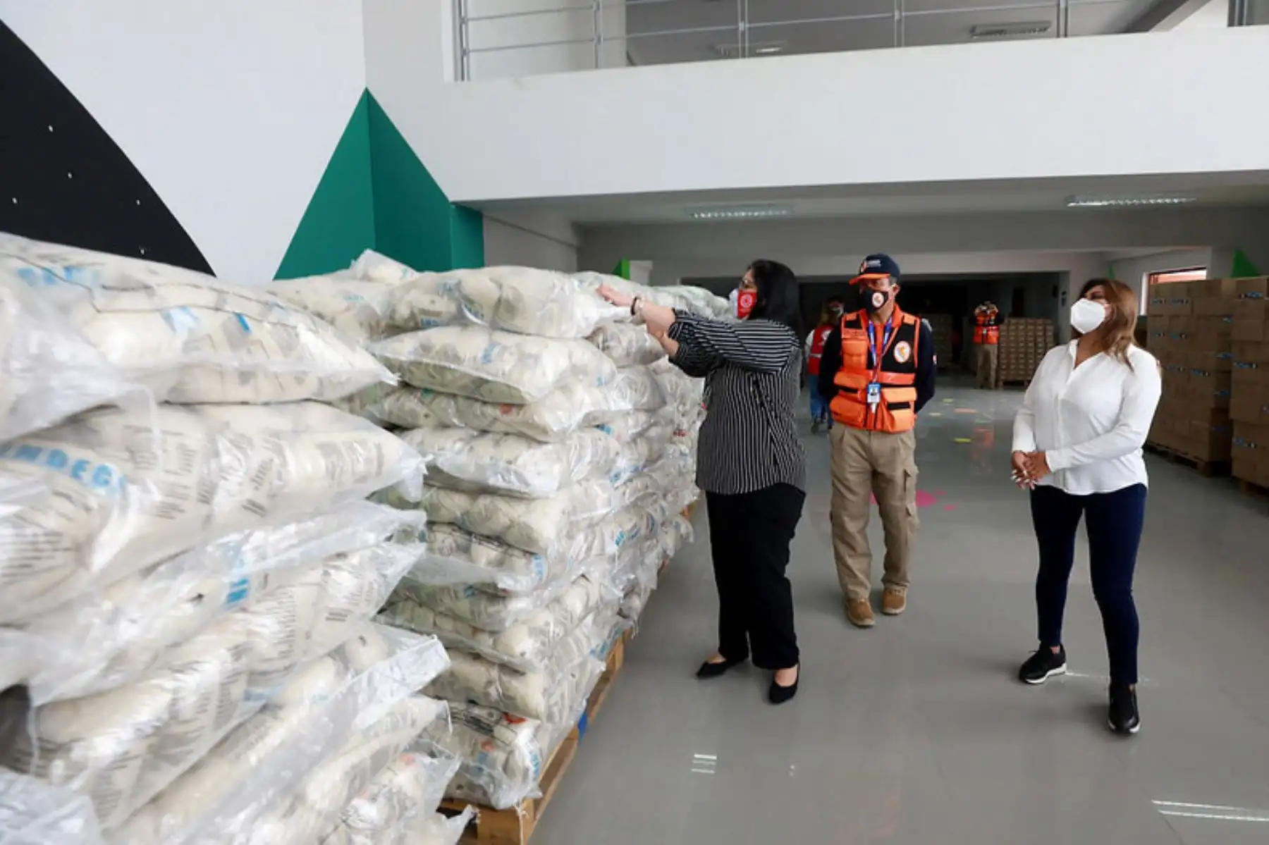 Ministra de Defensa, Nuria Esparch supervisa la distribución de 35 toneladas de alimentos en el marco de la emergencia sanitaria, que beneficiará a miles de ciudadanos de 177 comedores populares y 76 ollas comunes de San Juan de Miraflores.
Foto: Mindef