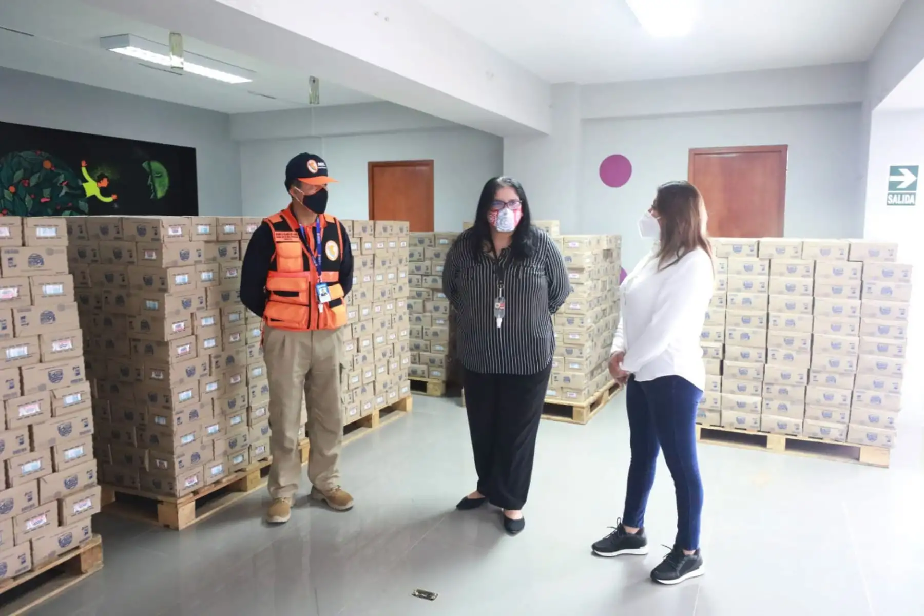Ministra de Defensa, Nuria Esparch supervisa la distribución de 35 toneladas de alimentos en el marco de la emergencia sanitaria, que beneficiará a miles de ciudadanos de 177 comedores populares y 76 ollas comunes de San Juan de Miraflores.
Foto: Mindef
