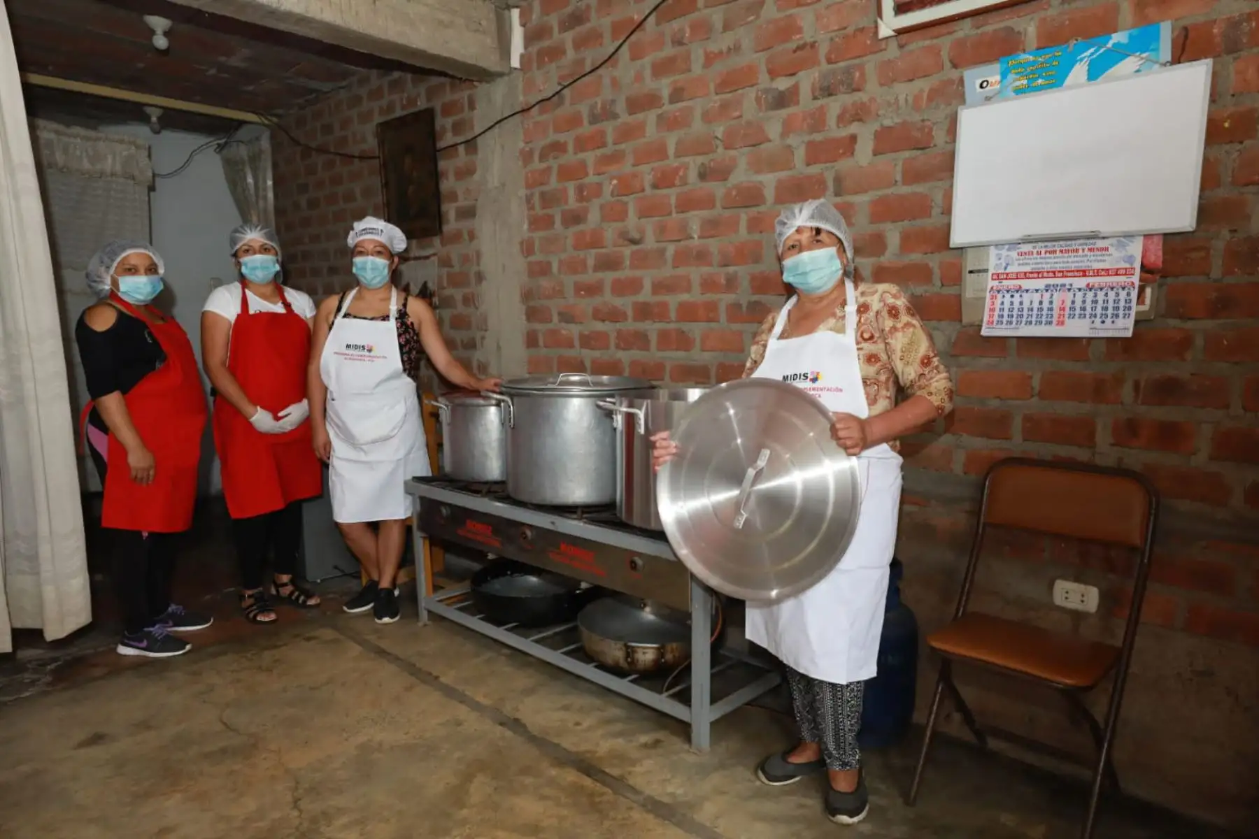 Ministra de Defensa, Nuria Esparch supervisa la distribución de 35 toneladas de alimentos en el marco de la emergencia sanitaria, que beneficiará a miles de ciudadanos de 177 comedores populares y 76 ollas comunes de San Juan de Miraflores.
Foto: Mindef