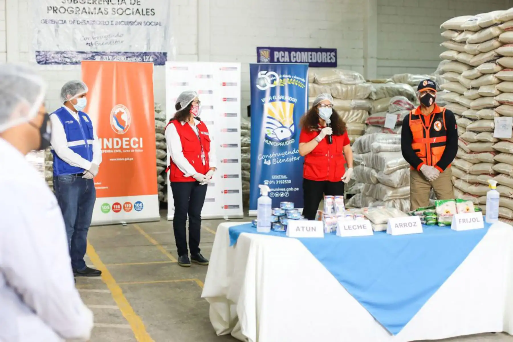 La presidenta del Consejo de Ministros, Violeta Bermúdez y la ministra de Desarrollo e Inclusión Social, Silvana Vargas, verifican la entrega de 32 toneladas de alimentos destinadas a cubrir las necesidades de 38 ollas comunes y 242 comedores populares del distrito de Villa el Salvador.
Foto: Midis