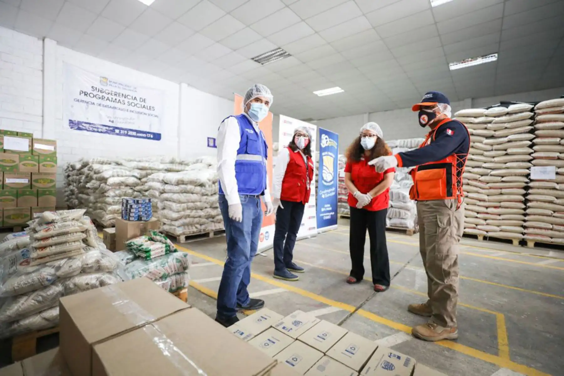 La presidenta del Consejo de Ministros, Violeta Bermúdez y la ministra de Desarrollo e Inclusión Social, Silvana Vargas, verifican la entrega de 32 toneladas de alimentos destinadas a cubrir las necesidades de 38 ollas comunes y 242 comedores populares del distrito de Villa el Salvador.
Foto: Midis