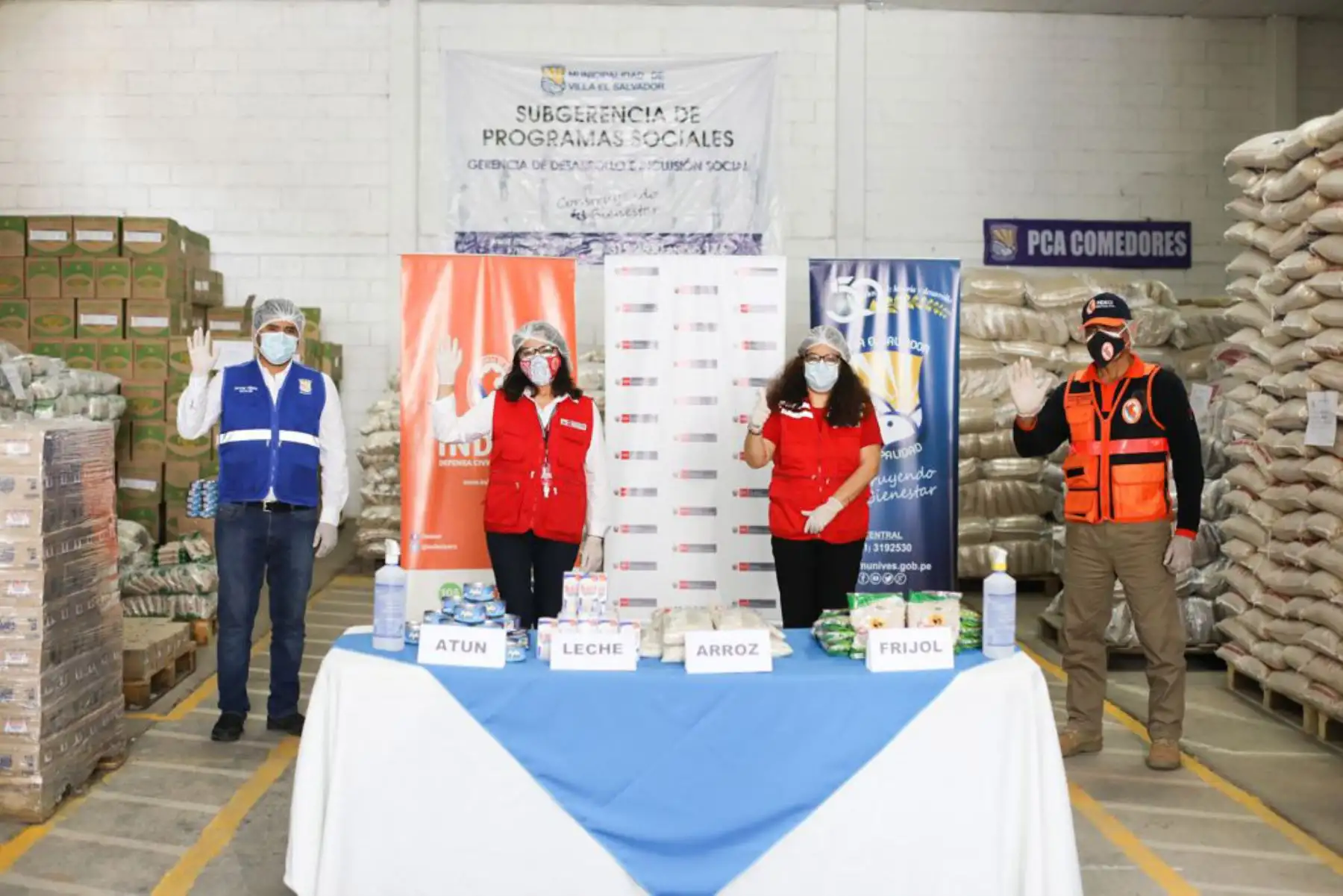 La presidenta del Consejo de Ministros, Violeta Bermúdez y la ministra de Desarrollo e Inclusión Social, Silvana Vargas, verifican la entrega de 32 toneladas de alimentos destinadas a cubrir las necesidades de 38 ollas comunes y 242 comedores populares del distrito de Villa el Salvador.
Foto: Midis