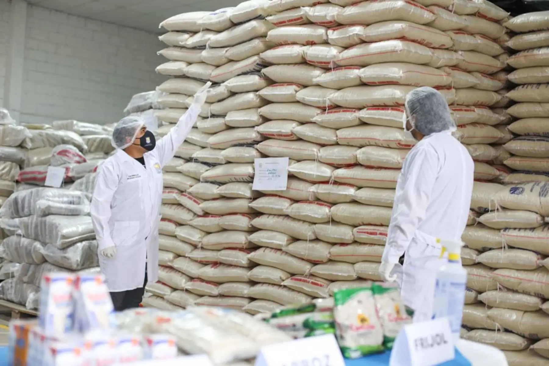 La presidenta del Consejo de Ministros, Violeta Bermúdez y la ministra de Desarrollo e Inclusión Social, Silvana Vargas, verifican la entrega de 32 toneladas de alimentos destinadas a cubrir las necesidades de 38 ollas comunes y 242 comedores populares del distrito de Villa el Salvador.
Foto: Midis