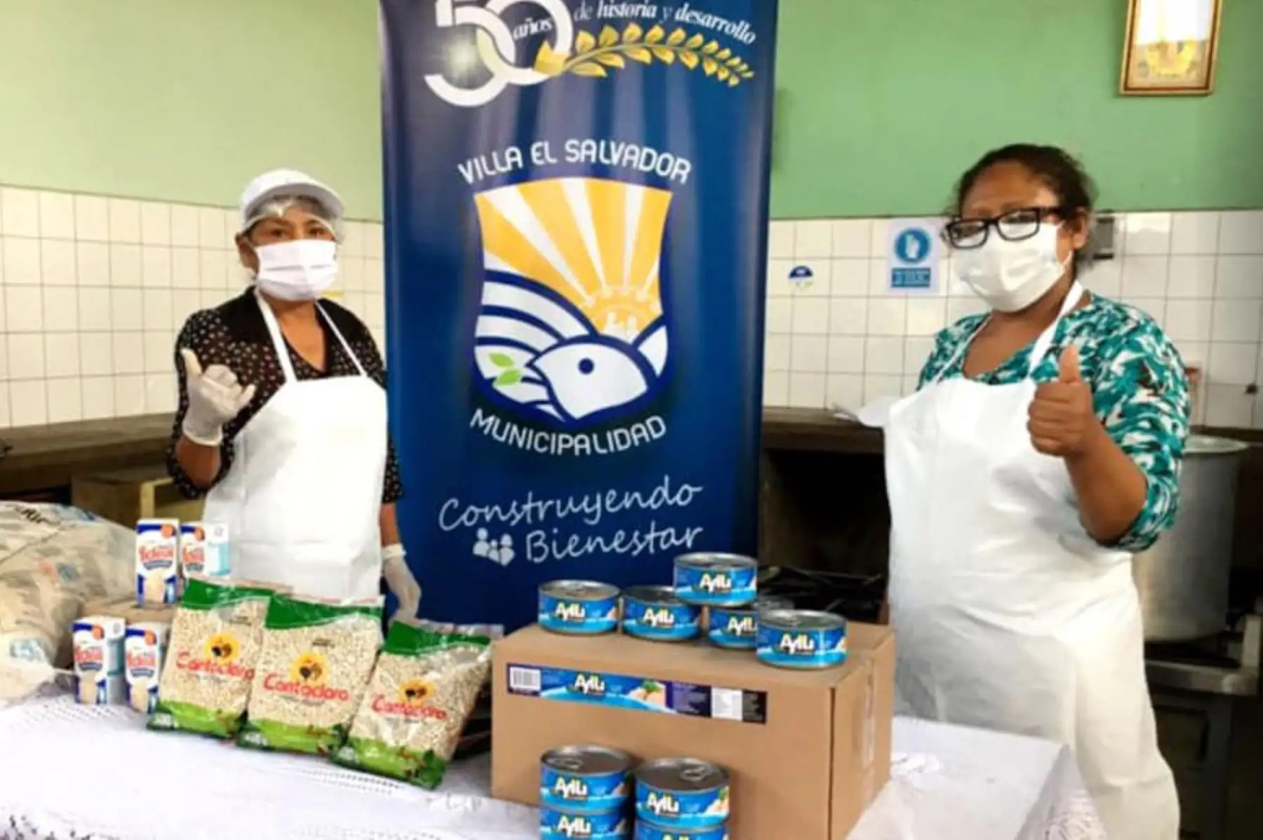La presidenta del Consejo de Ministros, Violeta Bermúdez y la ministra de Desarrollo e Inclusión Social, Silvana Vargas, verifican la entrega de 32 toneladas de alimentos destinadas a cubrir las necesidades de 38 ollas comunes y 242 comedores populares del distrito de Villa el Salvador.
Foto: Municipalidad de Villa el Salvador
