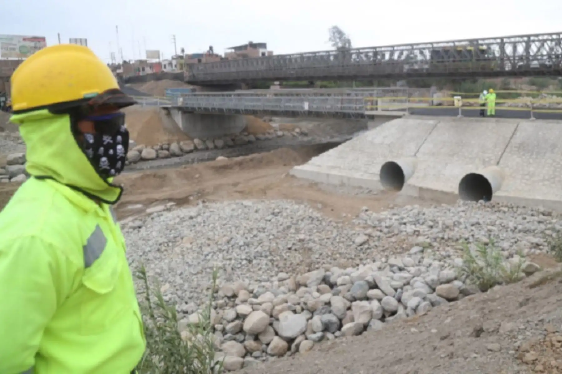 A fines de este mes se terminará de instalar un puente modular sobre el río Virú, en La Libertad, que permitirá la continuación del tránsito vehicular en la zona mientras se ejecuta la reconstrucción del puente Virú, el mismo que fue destruido por el fenómeno El Niño costero en el 2017. Foto: MTC.