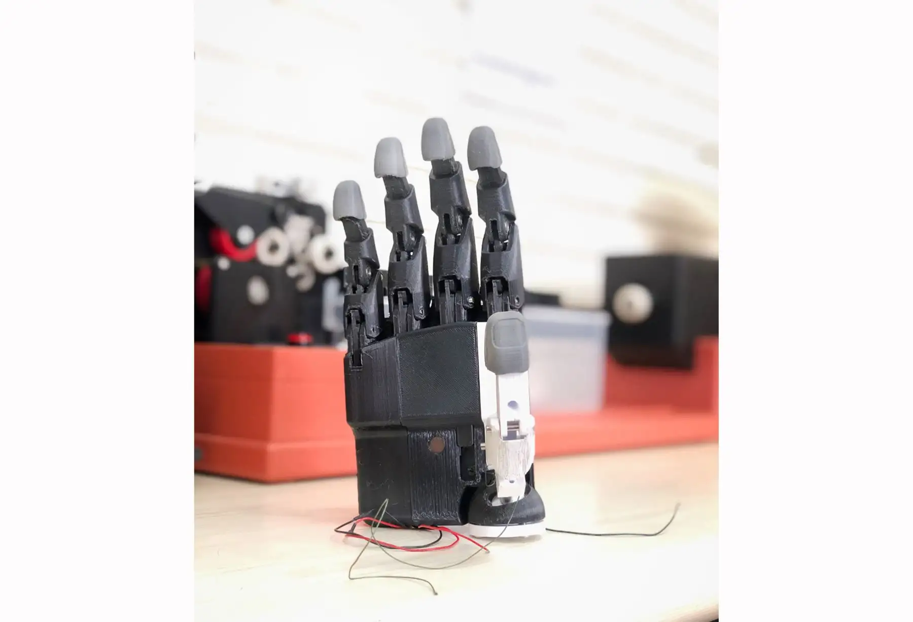 Investigadores fabrican prótesis mioeléctrica personalizada de mano