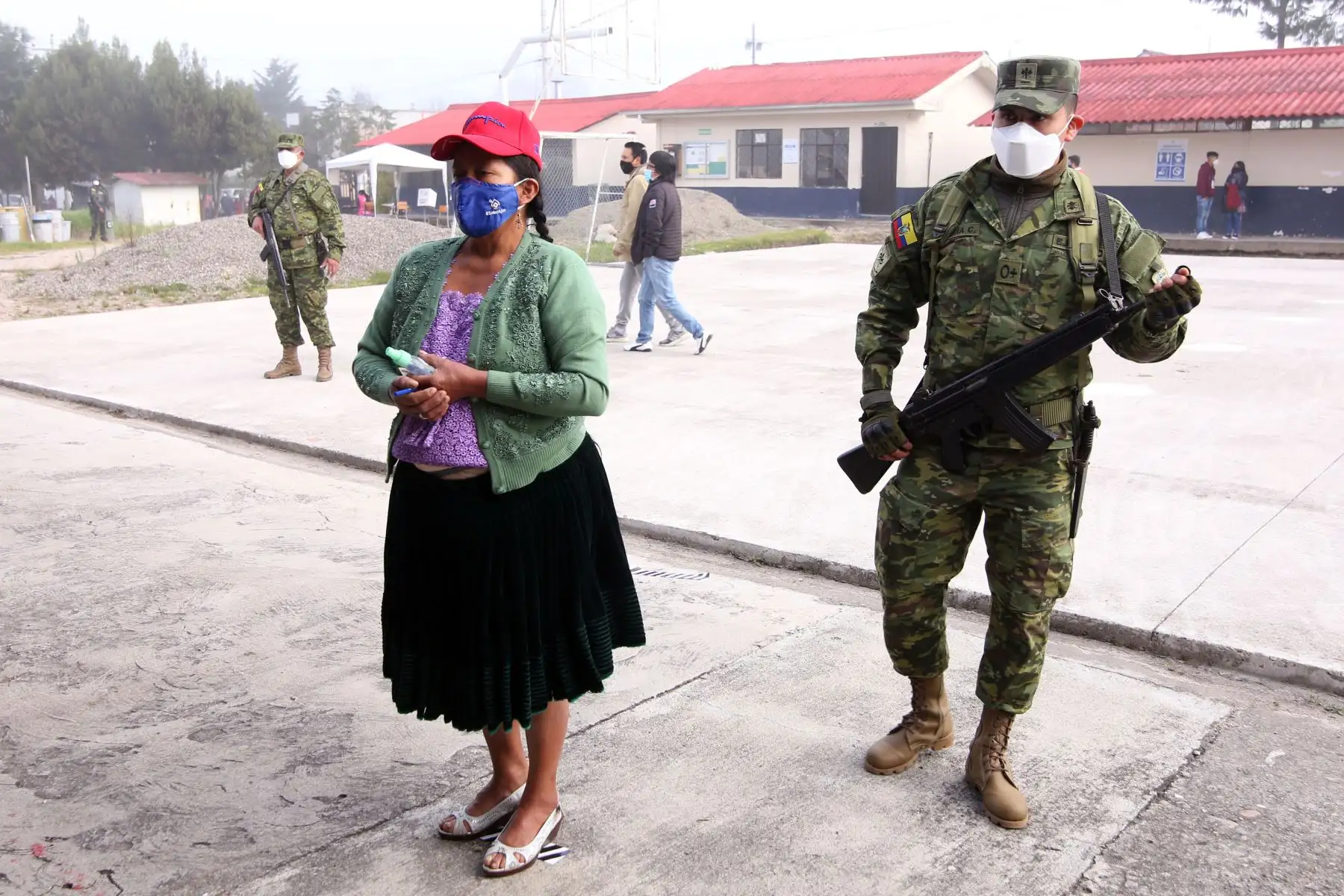 Una mujer campesina de Cuenca llega temprano  a la Parroquia Tarqui para emitir su voto en las Elecciones Presidenciales de 2021, en Cuenca, Ecuador.
Foto: AFP