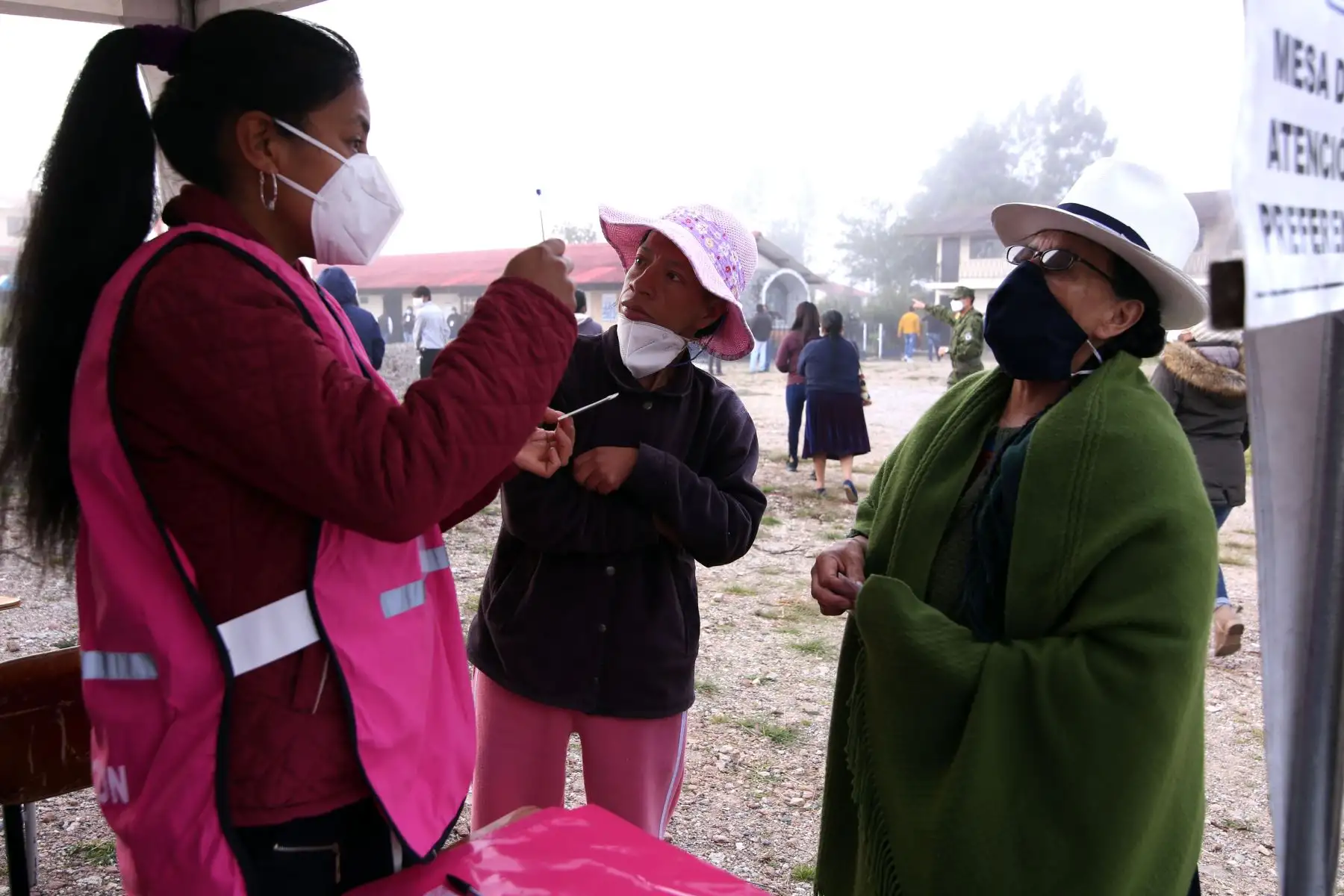 Mujeres  de Cuenca llegan temprano  a la Parroquia Tarqui para emitir su voto en las Elecciones Presidenciales de 2021, en Cuenca, Ecuador.
Foto: AFP