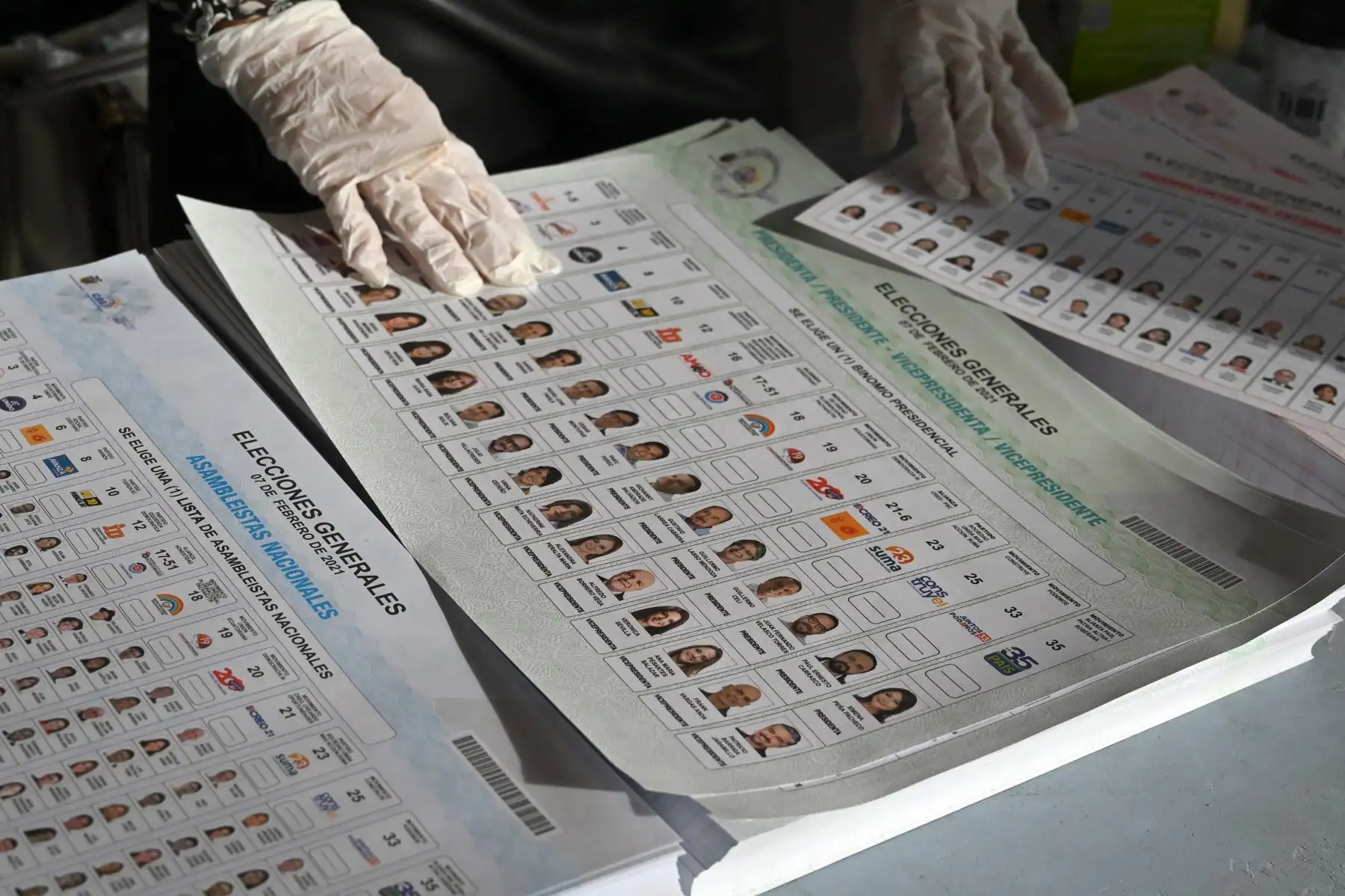 Un ecuatoriano residente  elige las boletas antes de votar para las elecciones presidenciales y legislativas en un colegio electoral.
Foto :AFP