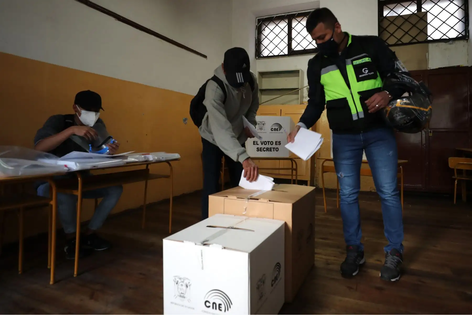 Un hombre vota hoy en un centro electoral en Quito . Los colegios electorales en Ecuador abrieron hoy a las 07.00 hora local (12.00 GMT), en unos comicios en los que algo más de 13 millones de votantes están cualificados para designar al nuevo presidente del país, y a 137 integrantes de la Asamblea Nacional.
Foto: EFE