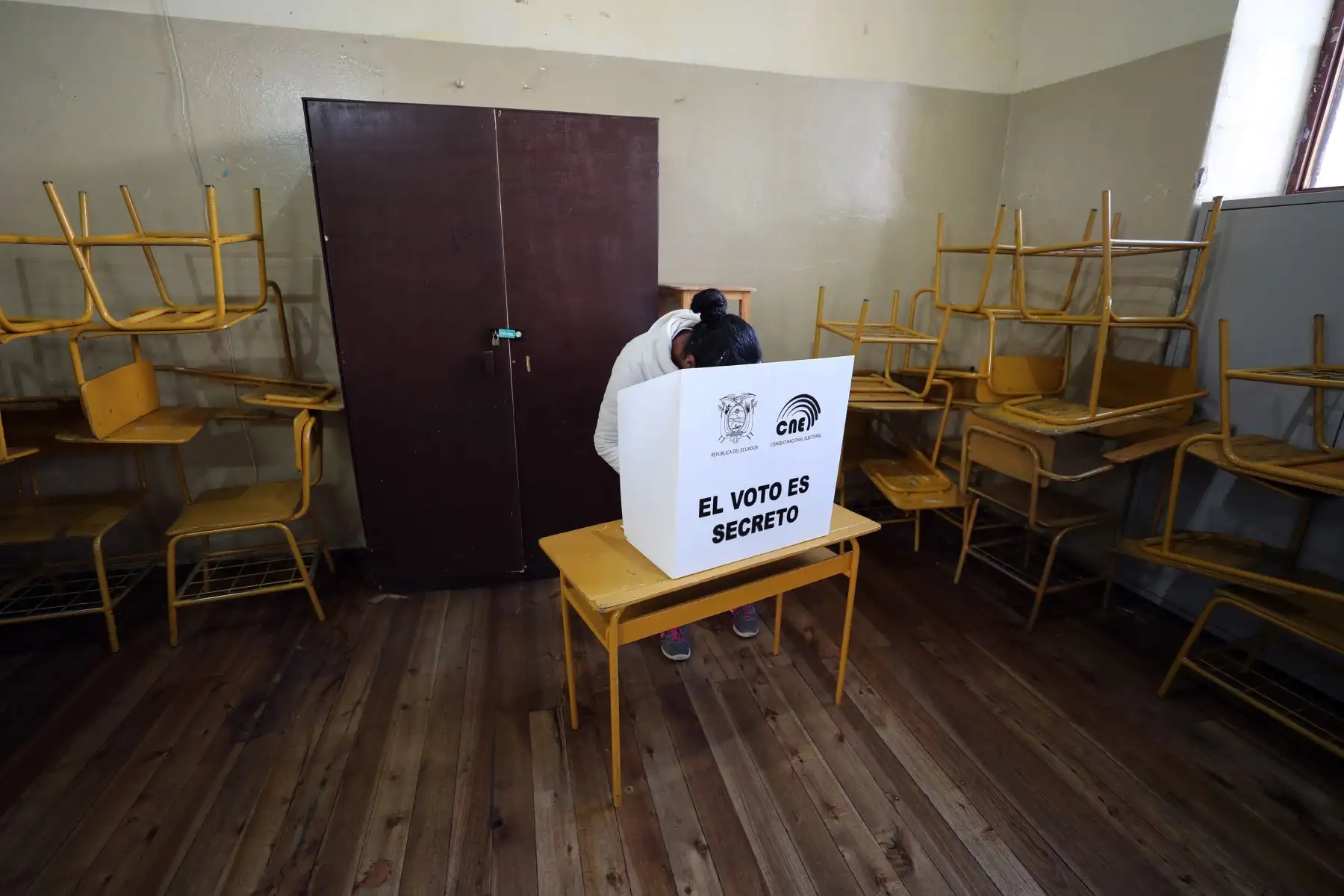 Una mujer vota hoy en un centro electoral en Quito . Los colegios electorales en Ecuador abrieron hoy a las 07.00 hora local (12.00 GMT), en unos comicios en los que algo más de 13 millones de votantes están cualificados para designar al nuevo presidente del país, y a 137 integrantes de la Asamblea Nacional.
Foto: EFE