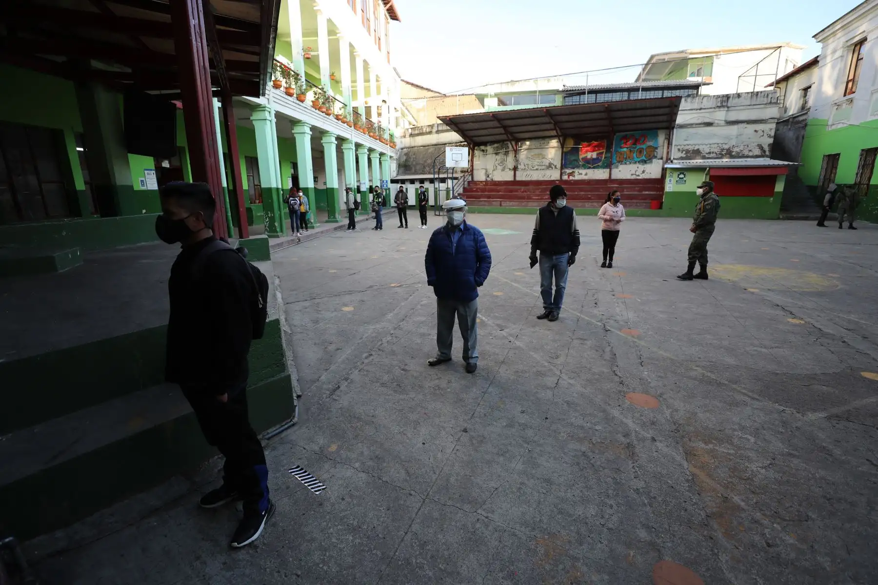 Ciudadanos esperan su turno para votar en un centro electoral en Quito (Ecuador). Los colegios electorales en Ecuador abrieron hoy a las 07.00 hora local (12.00 GMT), en unos comicios en los que algo más de 13 millones de votantes están cualificados para designar al nuevo presidente del país.
Foto: EFE
