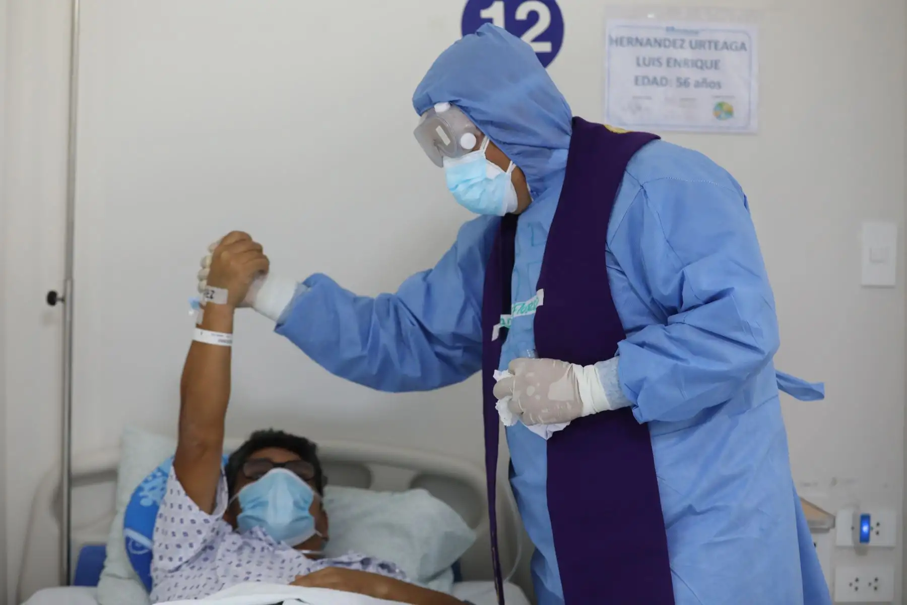 Sacerdote del Hospital Almenara de EsSalud lleva mensaje de esperanza y aliento a los pacientes Covid-19 .Todos los días el el Sacerdote Florencio Joaquín  visita a los enfermos que luchan por sus vidas en las camas de las áreas de hospitalización, UCI y UCIN. 
Foto: Essalud