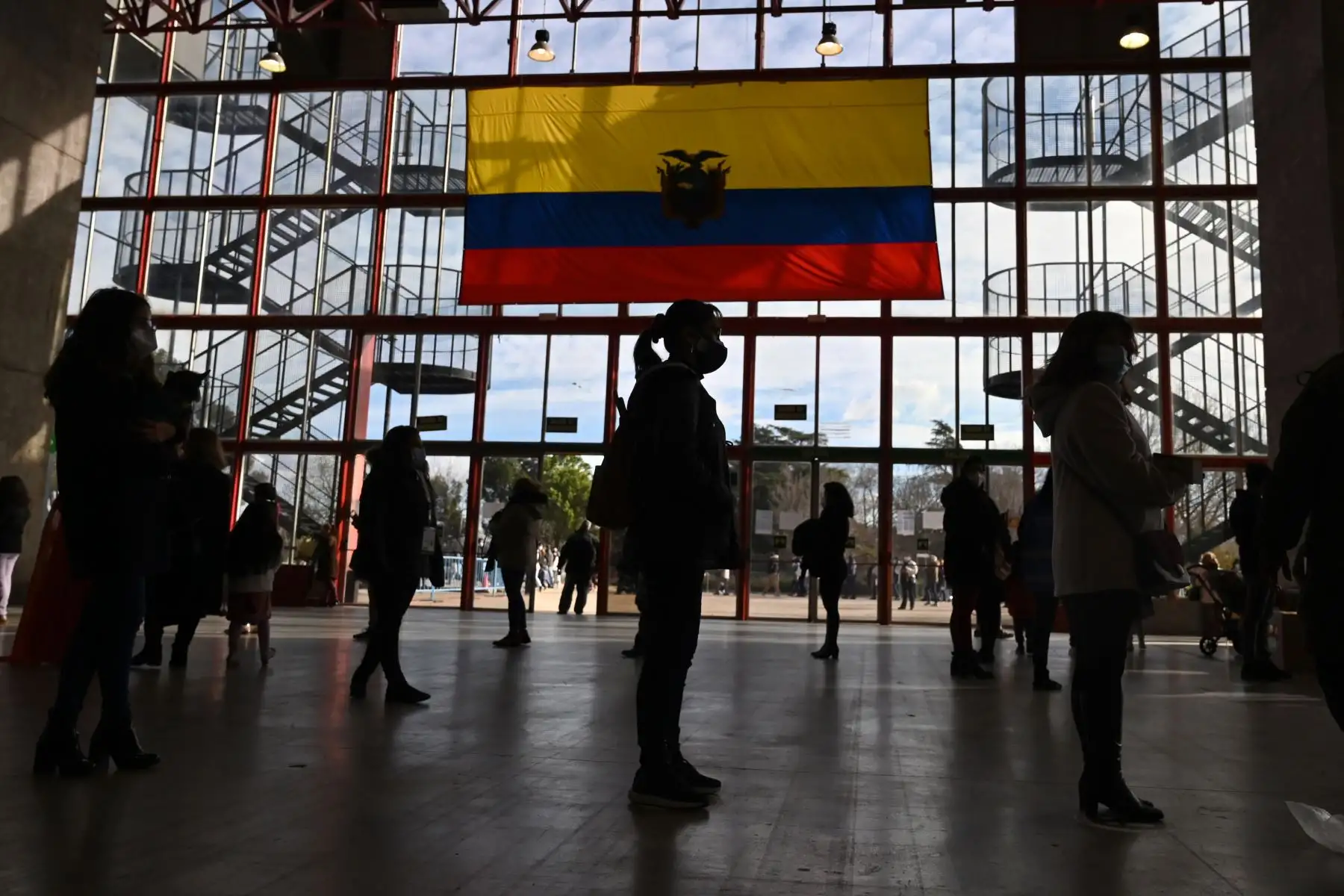 Los residentes ecuatorianos hacen cola, manteniendo la distancia de seguridad, antes de emitir su voto para las elecciones presidenciales y legislativas en un colegio electoral en el parque Casa de Campo en Madrid.
Foto: AFP
