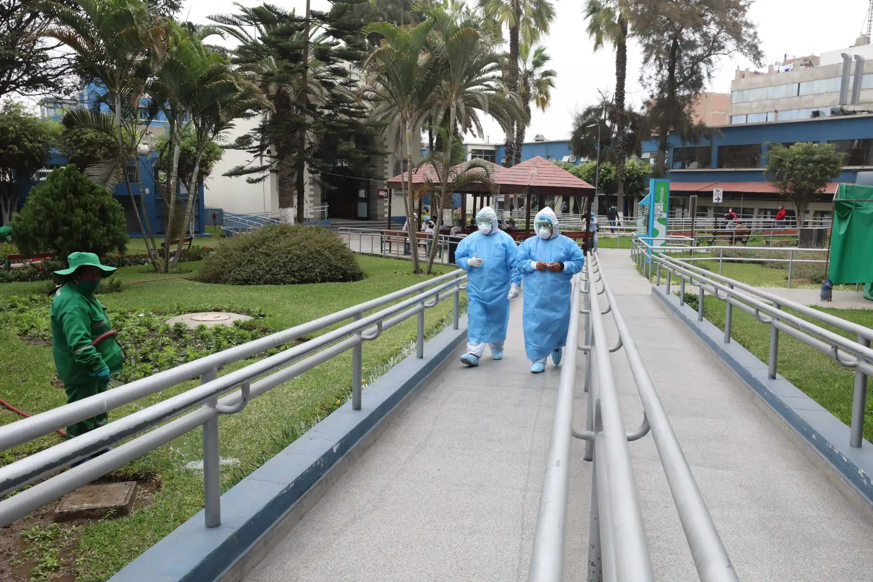 Sacerdote del Hospital Almenara de EsSalud lleva mensaje de esperanza y aliento a los pacientes Covid-19 .Todos los días el Sacerdote Florencio Joaquín  visita a los enfermos que luchan por sus vidas en las camas de las áreas de hospitalización, UCI y UCIN. 
Foto: ANDINA/EsSalud