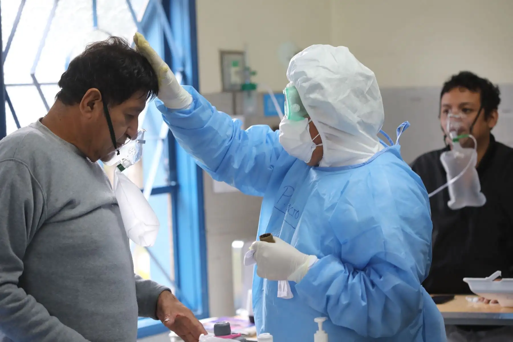 Sacerdote del Hospital Almenara de EsSalud lleva mensaje de esperanza y aliento a los pacientes Covid-19 .Todos los días el Sacerdote Florencio Joaquín  visita a los enfermos que luchan por sus vidas en las camas de las áreas de hospitalización, UCI y UCIN. 
Foto: ANDINA/EsSalud