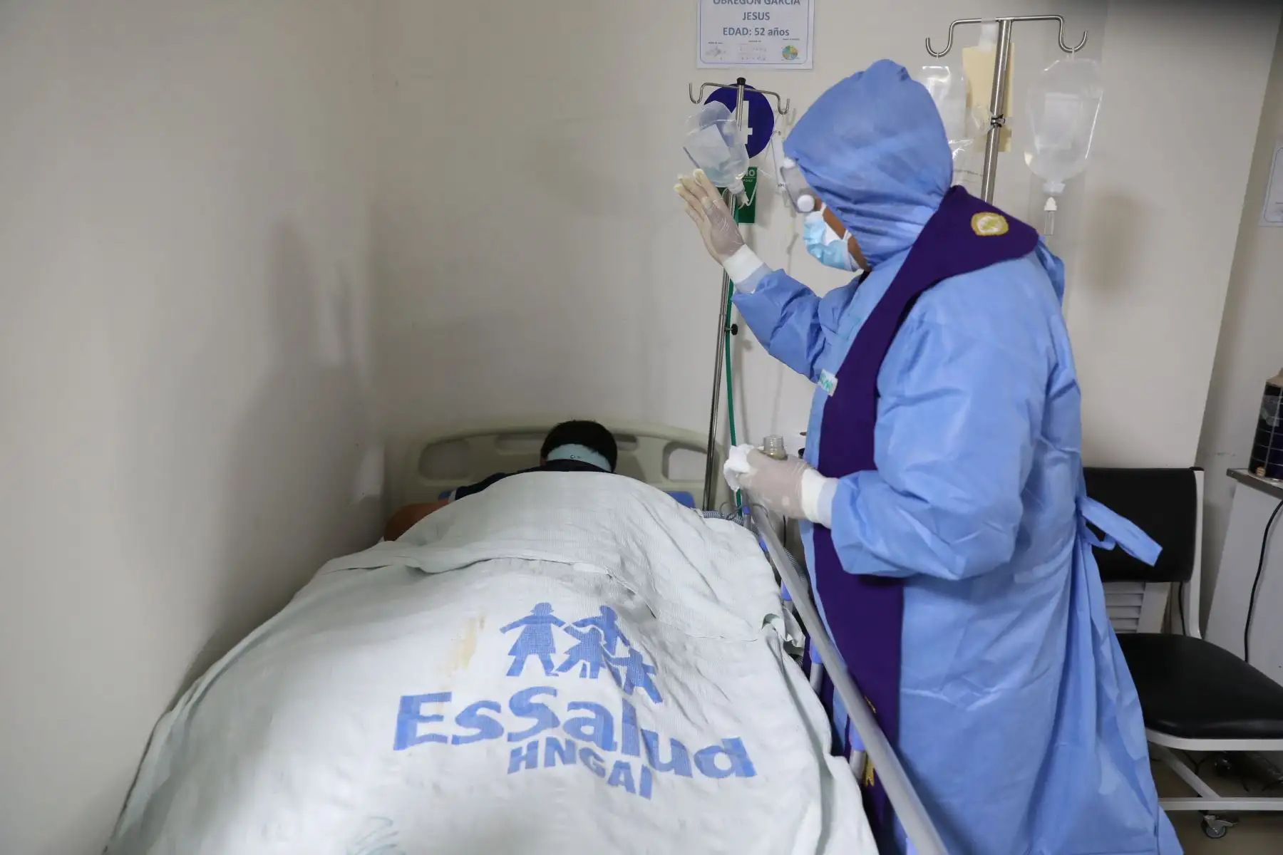 Sacerdote del Hospital Almenara de EsSalud lleva mensaje de esperanza y aliento a los pacientes Covid-19 .Todos los días el Sacerdote Florencio Joaquín  visita a los enfermos que luchan por sus vidas en las camas de las áreas de hospitalización, UCI y UCIN. 
Foto: ANDINA/EsSalud