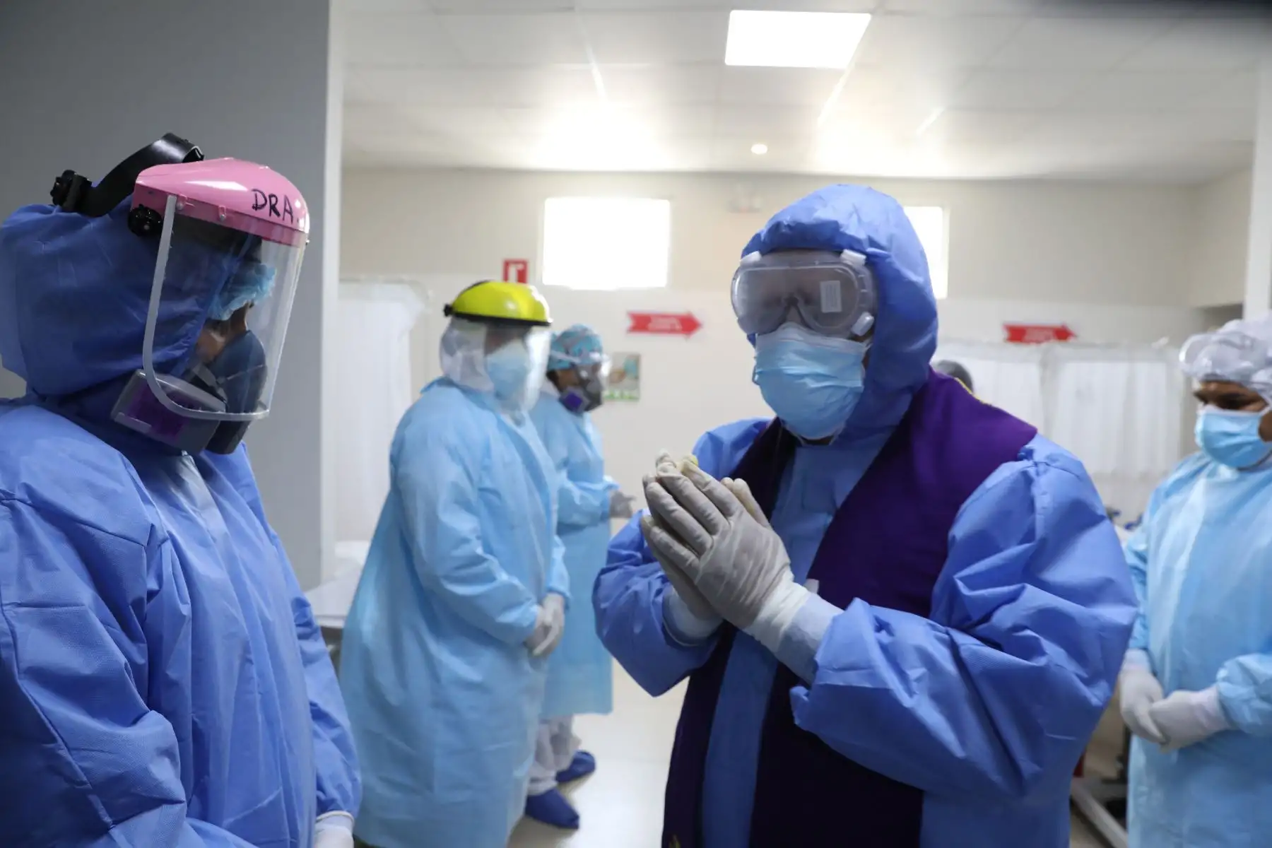 Sacerdote del Hospital Almenara de EsSalud lleva mensaje de esperanza y aliento a los pacientes Covid-19 .Todos los días el Sacerdote Florencio Joaquín  visita a los enfermos que luchan por sus vidas en las camas de las áreas de hospitalización, UCI y UCIN. 
Foto: ANDINA/EsSalud