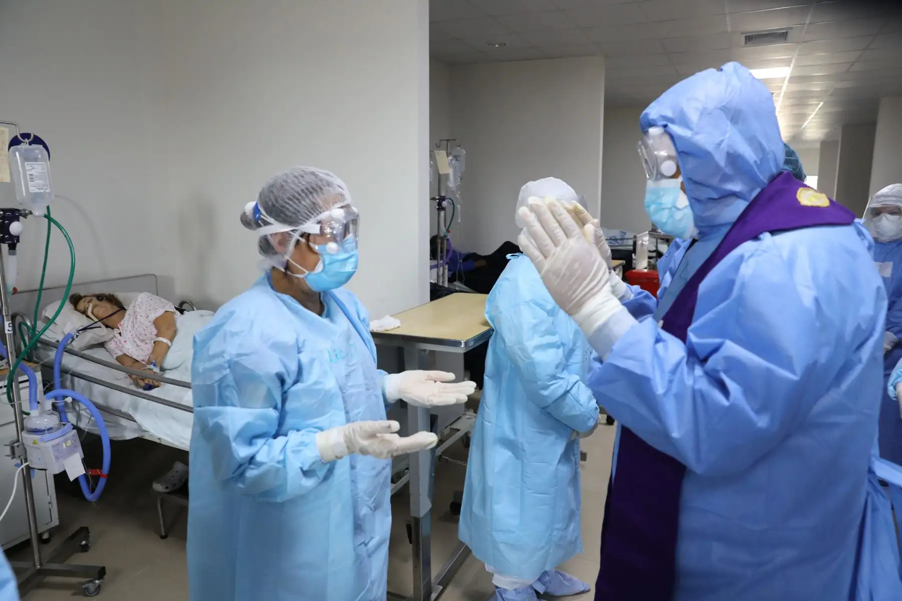 Sacerdote del Hospital Almenara de EsSalud lleva mensaje de esperanza y aliento a los pacientes Covid-19 .Todos los días el Sacerdote Florencio Joaquín  visita a los enfermos que luchan por sus vidas en las camas de las áreas de hospitalización, UCI y UCIN. 
Foto: ANDINA/EsSalud