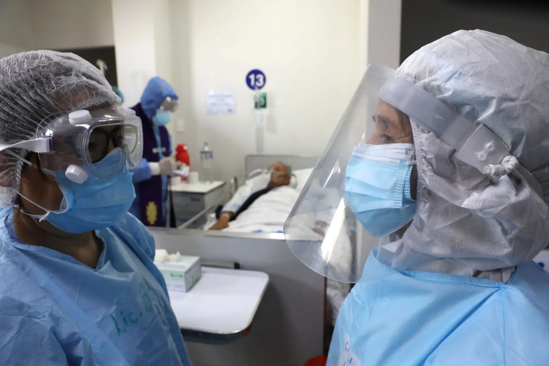 Sacerdote del Hospital Almenara de EsSalud lleva mensaje de esperanza y aliento a los pacientes Covid-19 .Todos los días el Sacerdote Florencio Joaquín  visita a los enfermos que luchan por sus vidas en las camas de las áreas de hospitalización, UCI y UCIN. 
Foto: ANDINA/EsSalud
