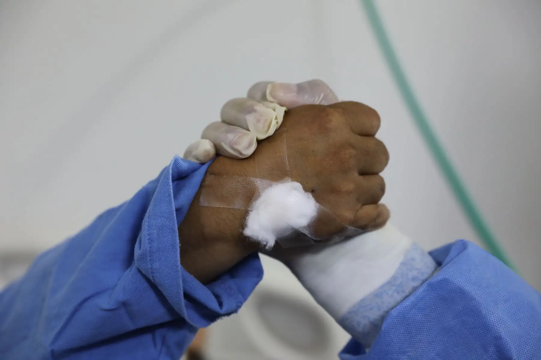 Sacerdote del Hospital Almenara de EsSalud lleva mensaje de esperanza y aliento a los pacientes Covid-19 .Todos los días el Sacerdote Florencio Joaquín  visita a los enfermos que luchan por sus vidas en las camas de las áreas de hospitalización, UCI y UCIN. 
Foto: ANDINA/EsSalud
