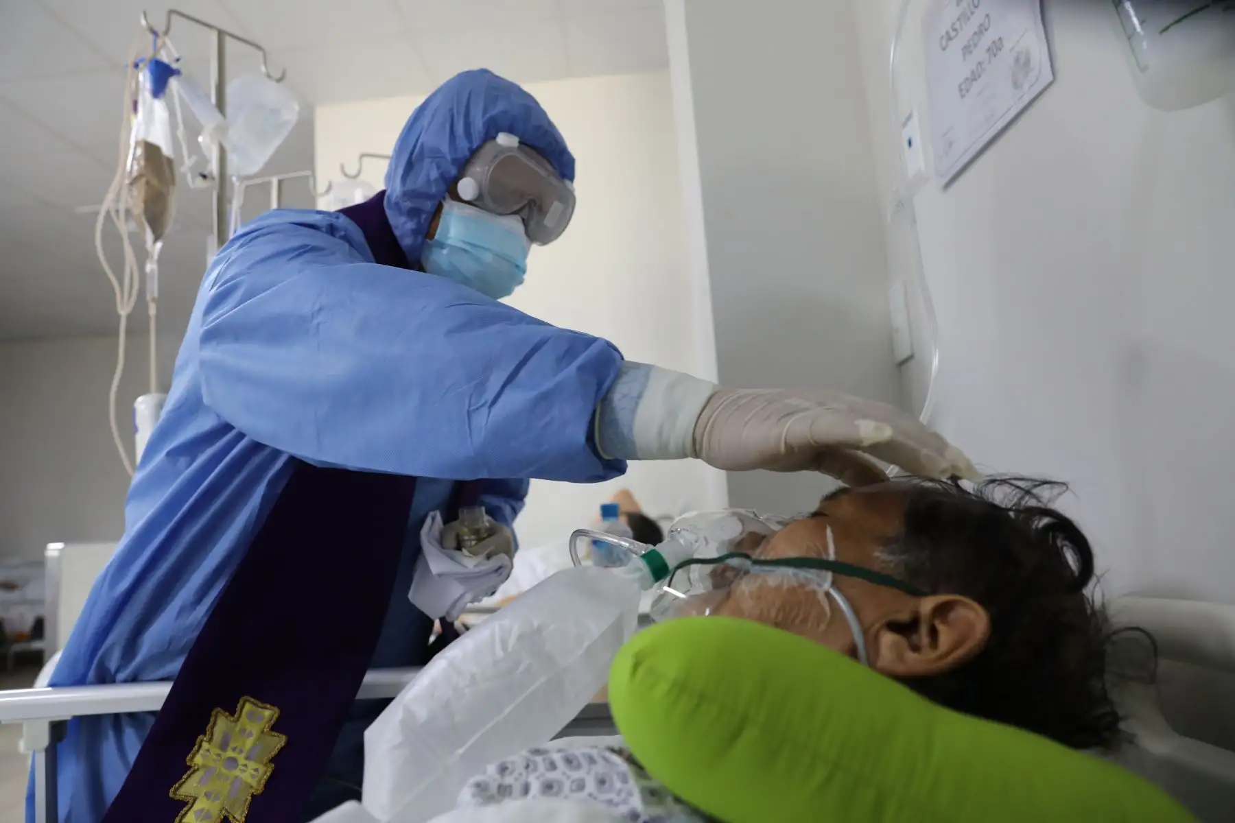 Sacerdote del Hospital Almenara de EsSalud lleva mensaje de esperanza y aliento a los pacientes Covid-19 .Todos los días el Sacerdote Florencio Joaquín  visita a los enfermos que luchan por sus vidas en las camas de las áreas de hospitalización, UCI y UCIN. 
Foto: ANDINA/EsSalud