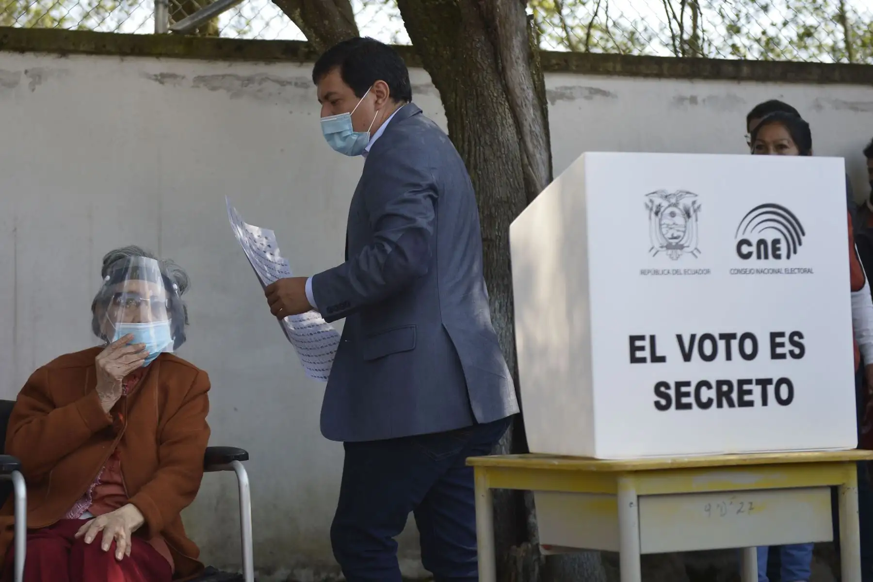 El candidato presidencial ecuatoriano Andrés Arauz acompaña a su abuela, Flor Celina Galarza, a emitir su voto, durante las elecciones generales en Quito, Ecuador.
Foto: AFP