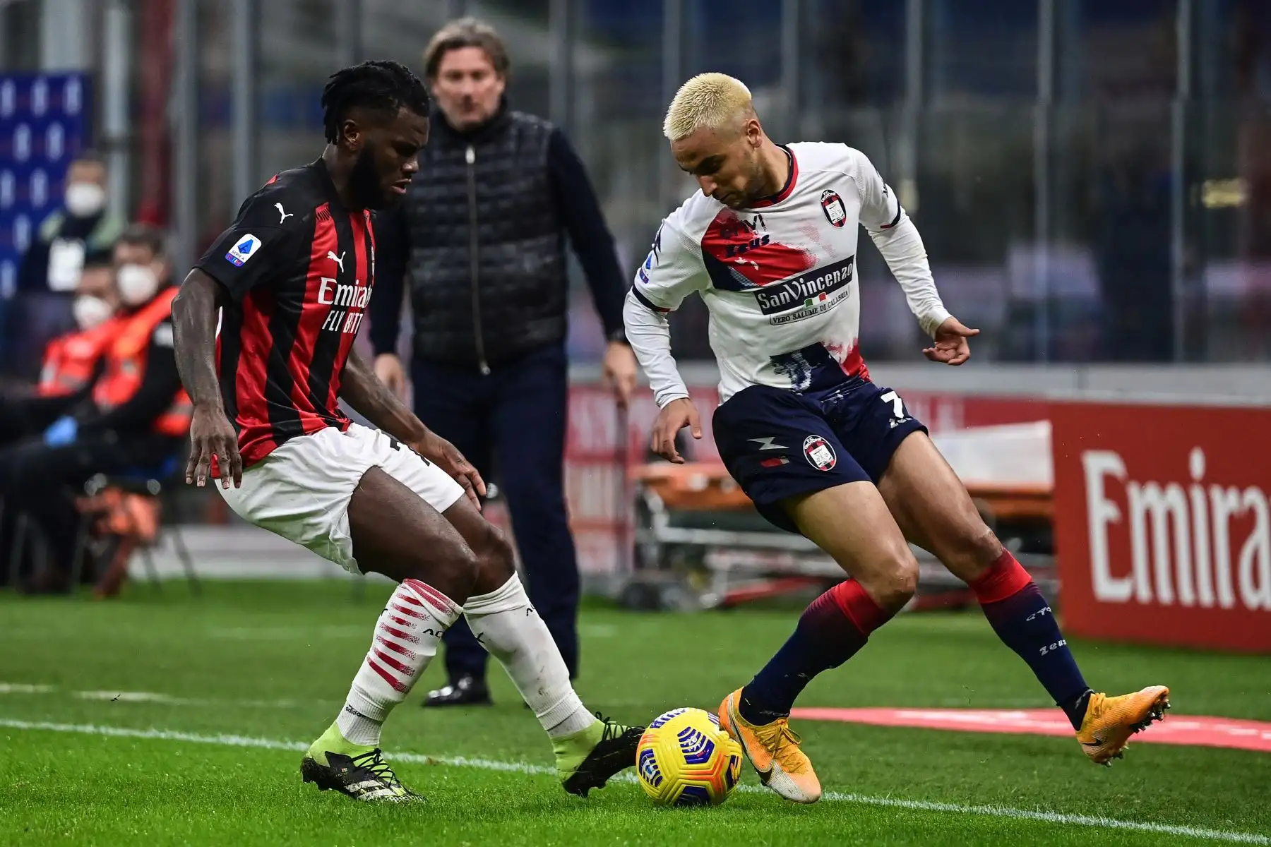 El centrocampista marfileño del AC Milan Franck Kessie y el mediocampista italiano de Crotone, Mattia Mustacchio van por el balón durante el partido de fútbol de la Serie A italiana AC Milan vs Crotone.
Foto: AFP