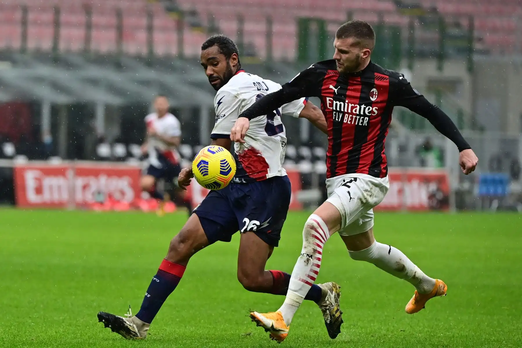 El delantero croata del AC Milan Ante Rebic desafía al defensor francés de Crotone Koffi Djidji durante el partido de fútbol de la Serie A italiana AC Milan vs Crotone.
Foto: AFP