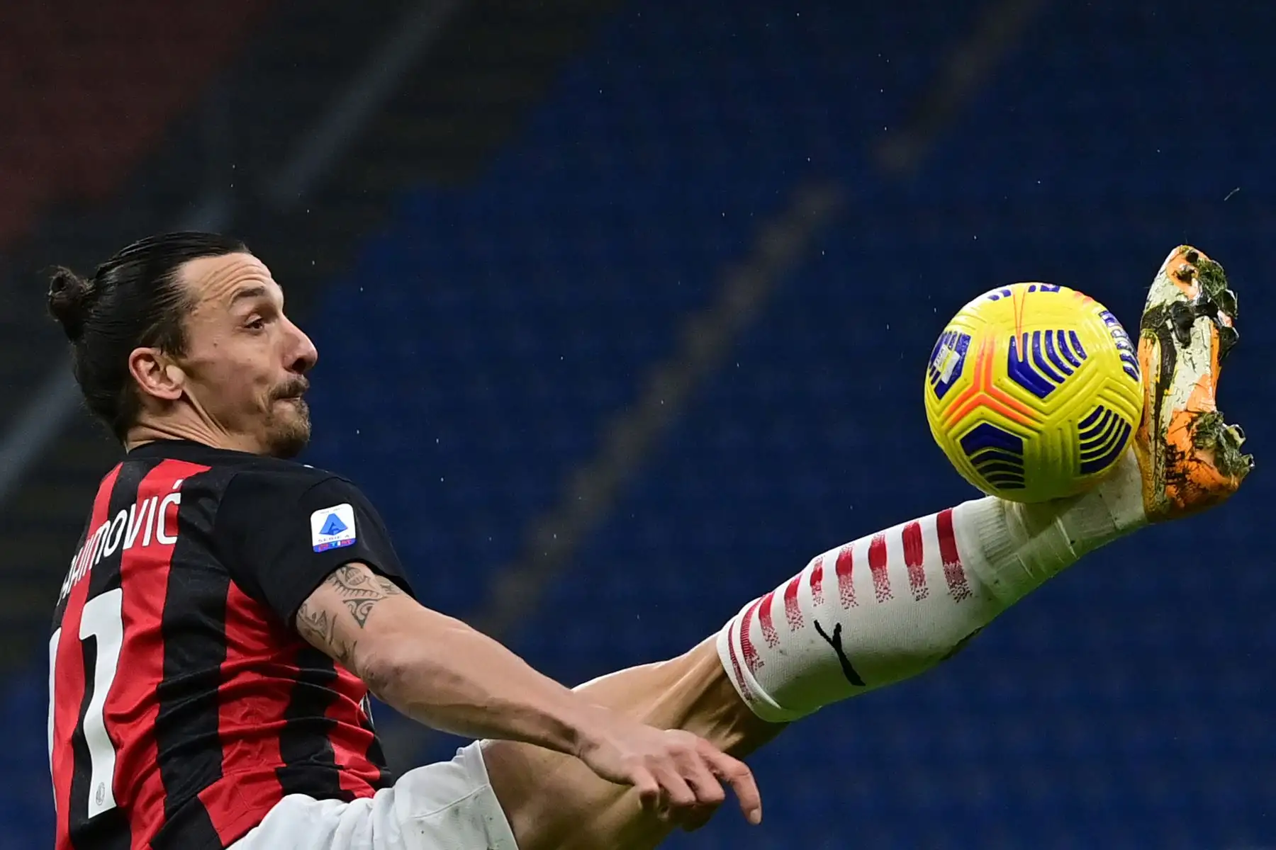 El delantero sueco del AC Milan Zlatan Ibrahimovic controla el balón durante el partido de fútbol de la Serie A italiana AC Milan vs Crotone.
Foto: AFP