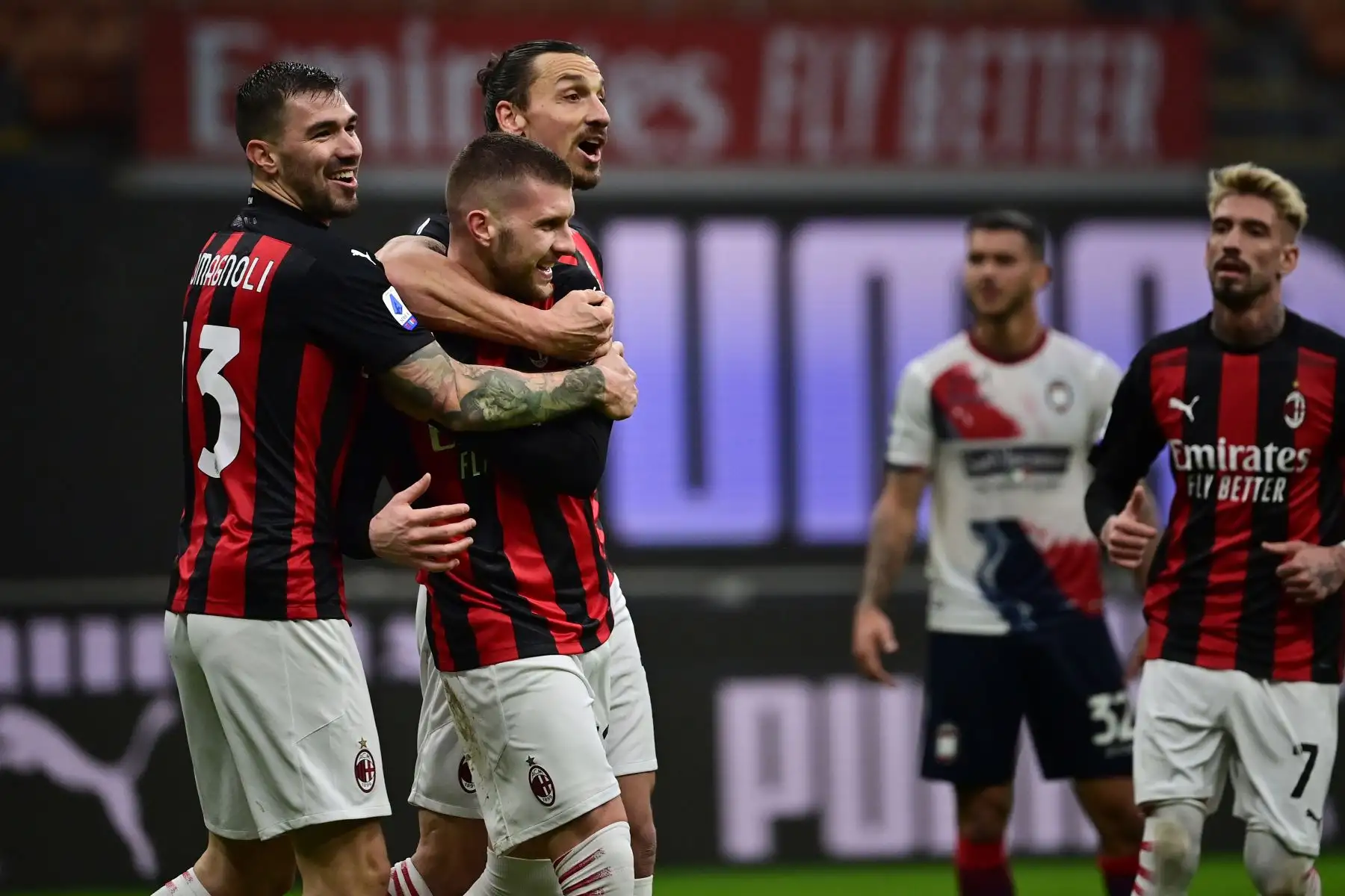 El delantero croata del AC Milan Ante Rebic celebra con el defensor italiano del AC Milan Alessio Romagnoli y el delantero sueco del AC Milan Zlatan Ibrahimovic después de anotar durante el partido de fútbol de la Serie A italiana AC Milan vs Crotone.
Foto: AFP