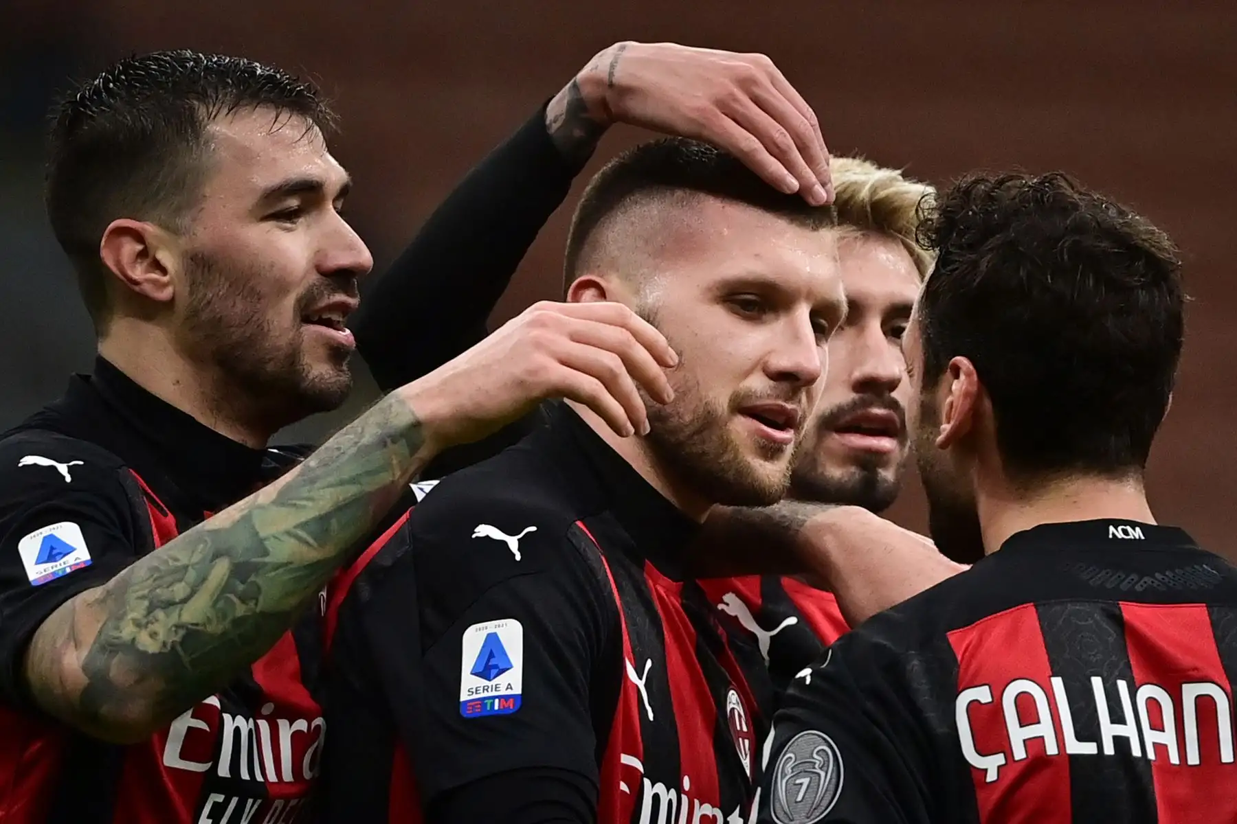El delantero croata del AC Milan Ante Rebic celebra tras anotar su primer gol durante el partido de fútbol de la Serie A italiana AC Milan vs Crotone.
Foto: AFP