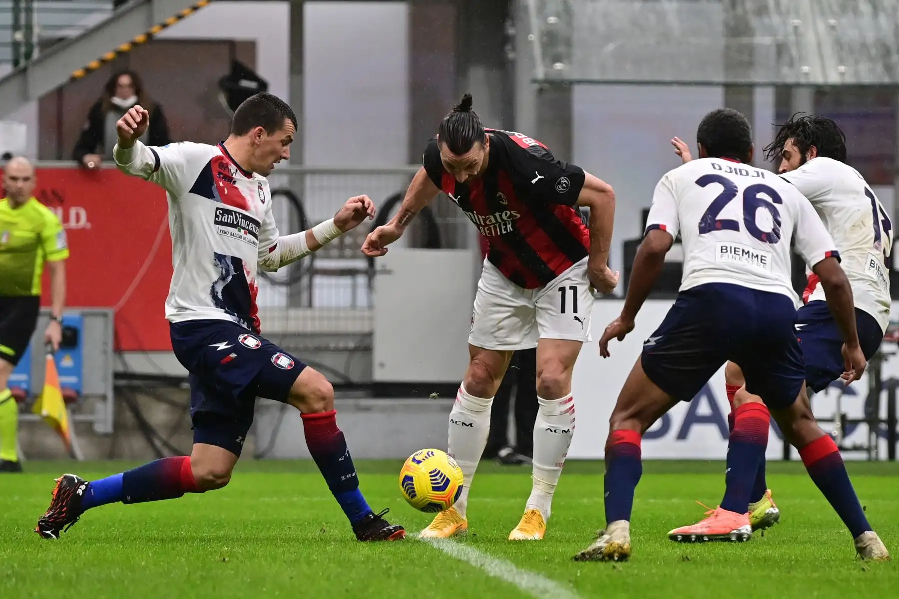 El delantero sueco del AC Milan Zlatan Ibrahimovic desafía al defensor serbio de Crotone Vladimir Golemic y el defensor francés de Crotone Koffi Djidji durante el partido de fútbol de la Serie A italiana AC Milan vs Crotone.
Foto: AFP