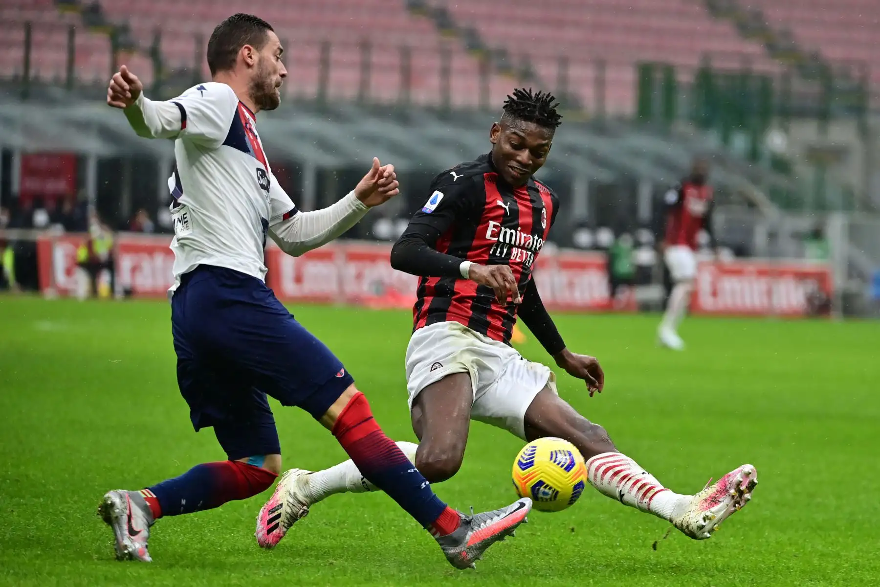 El defensor italiano de Crotone Andrea Rispoli y el delantero portugués del AC Milan Rafael Leao van por el balón durante el partido de fútbol de la Serie A italiana AC Milan vs Crotone.
Foto: AFP