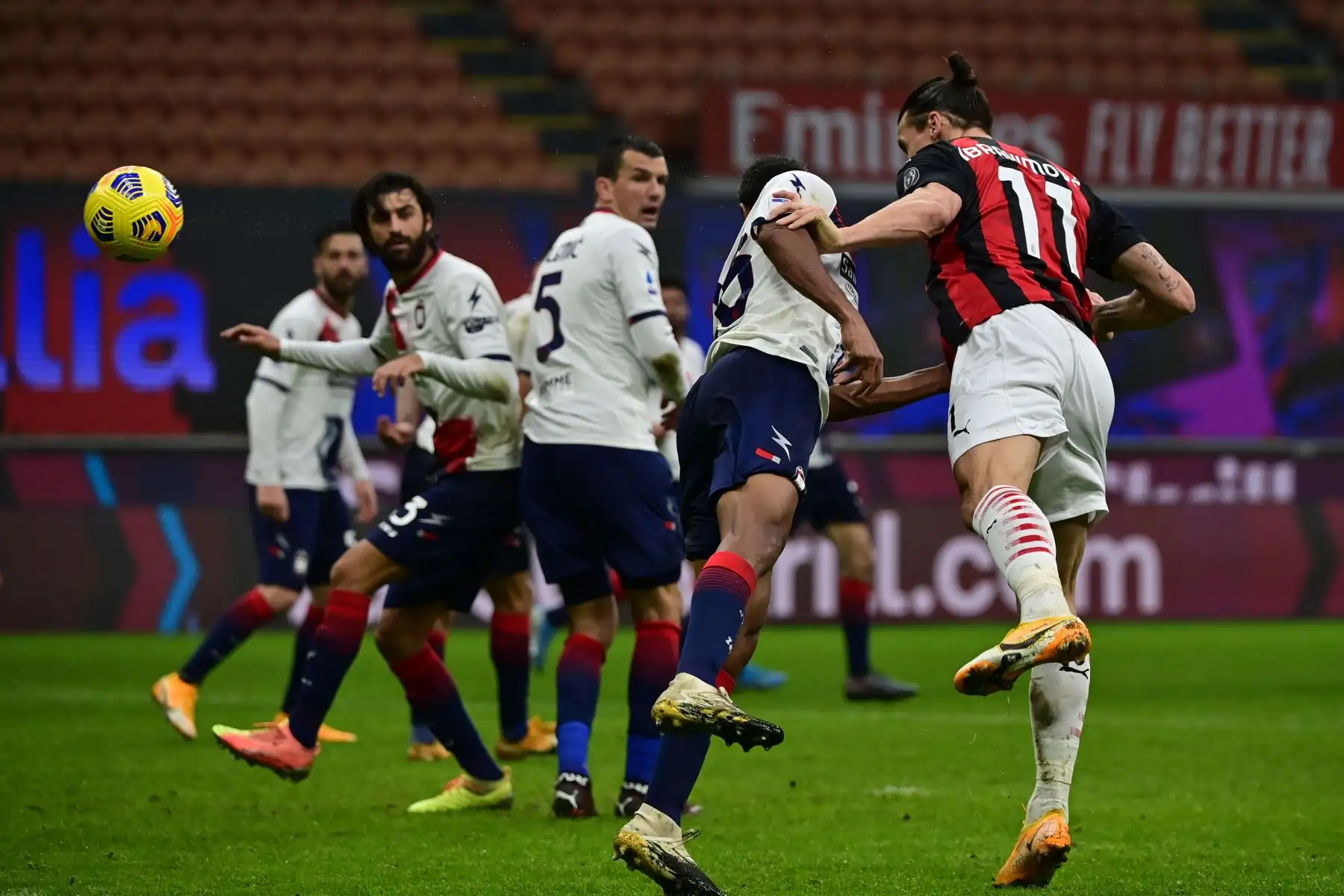El delantero sueco del AC Milan Zlatan Ibrahimovic dispara un cabezazo durante el partido de fútbol de la Serie A italiana AC Milan vs Crotone. 
Foto: AFP