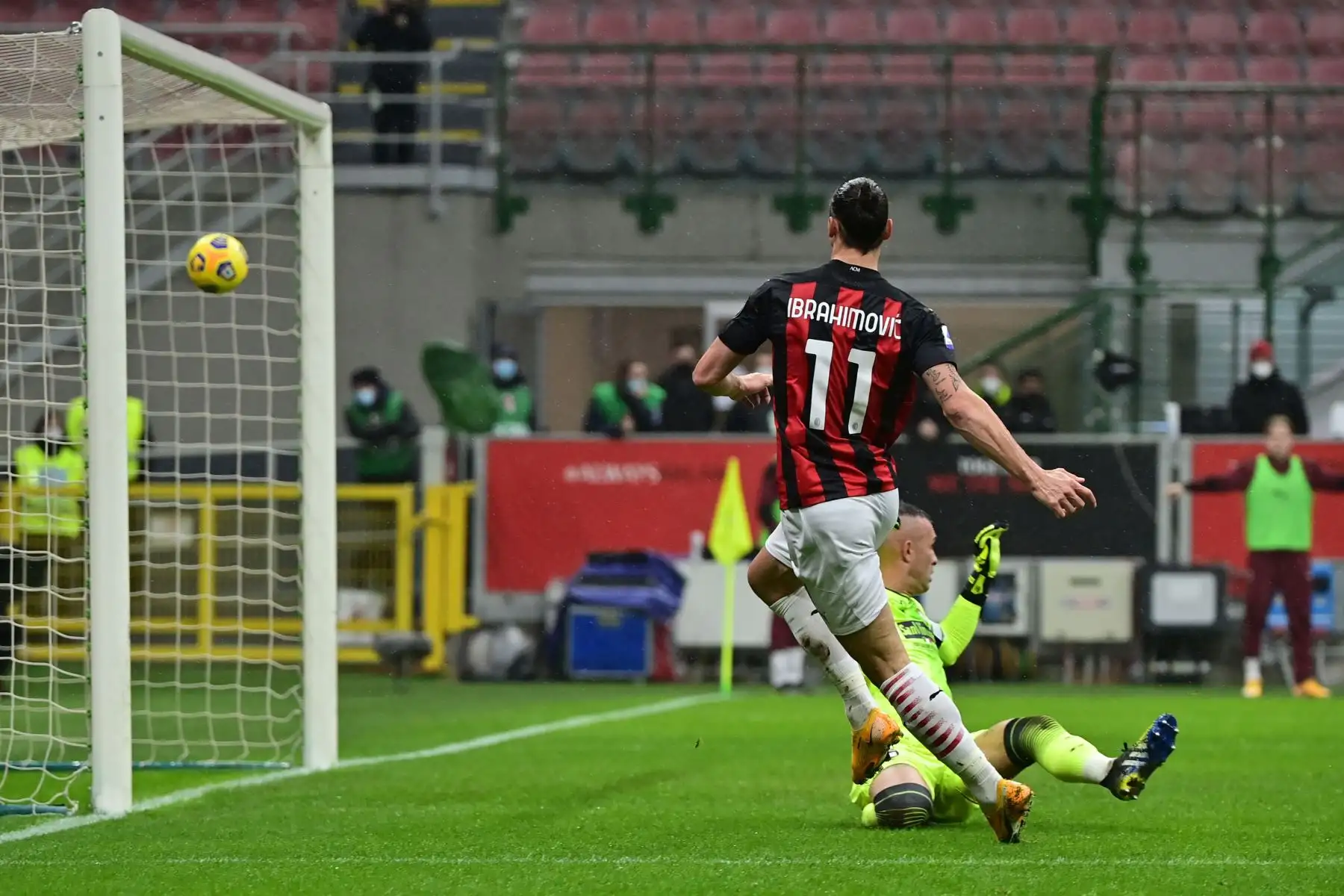 El delantero sueco del AC Milan Zlatan Ibrahimovic abre el marcador ante el portero italiano de Crotone Alex Cordaz durante el partido de fútbol de la Serie A italiana AC Milan vs Crotone.
Foto: AFP
