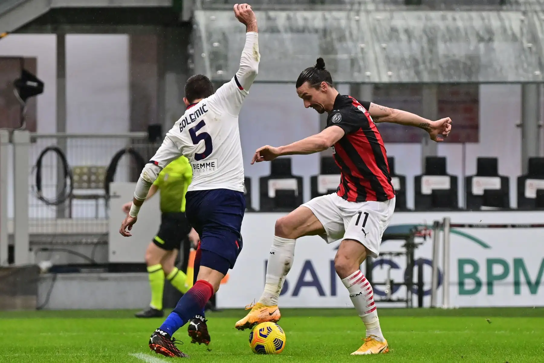 El delantero sueco del AC Milan Zlatan Ibrahimovic desafía al defensor serbio de Crotone Vladimir Golemic durante el partido de fútbol de la Serie A italiana AC Milan vs Crotone.
Foto: AFP