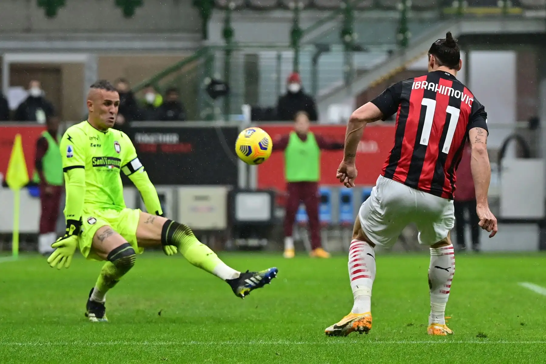 El delantero sueco del AC Milan, Zlatan Ibrahimovic, marca el gol de apertura ante el portero italiano de Crotone, Alex Cordaz, durante el partido de fútbol de la Serie A italiana AC Milan vs Crotone.
Foto: AFP