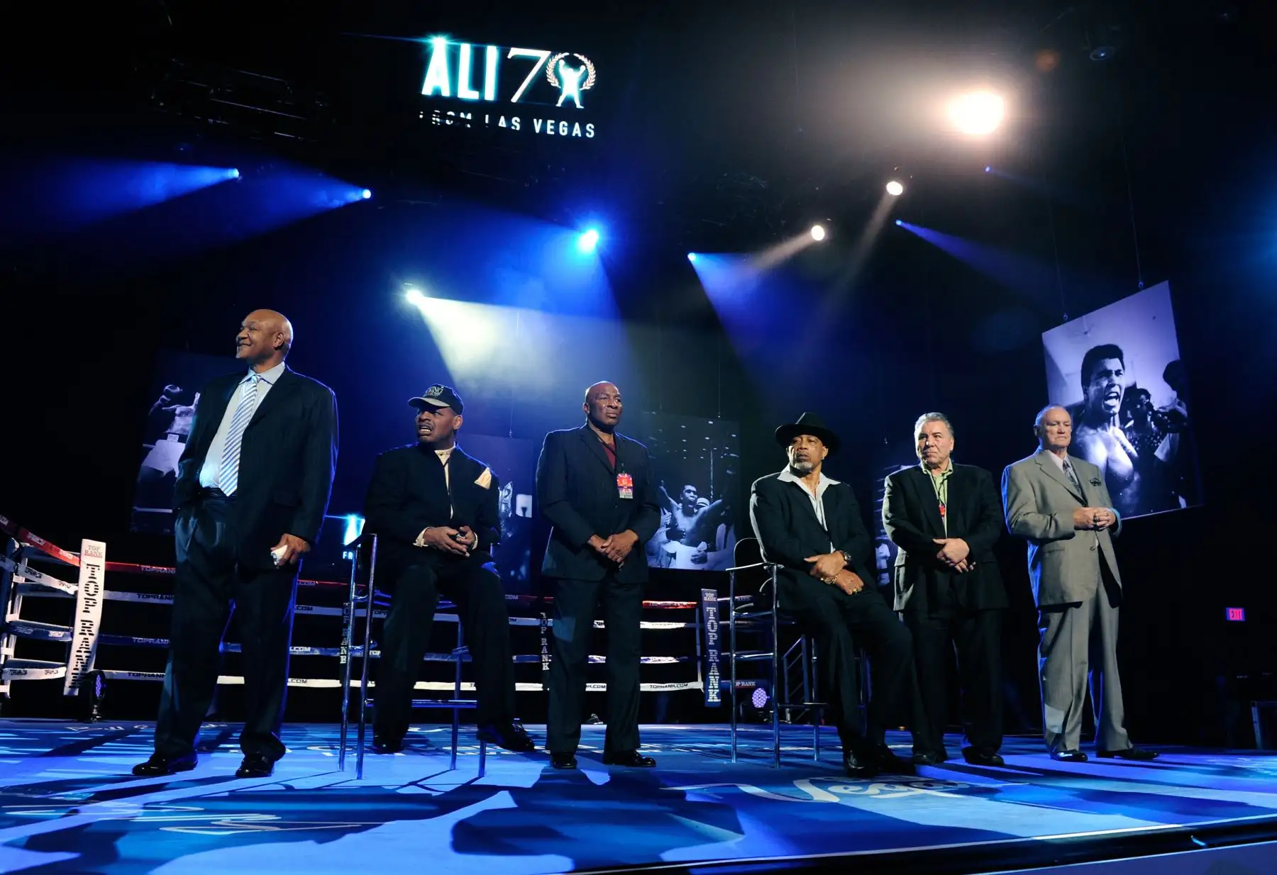 Spinks, Earnie Shavers, Ken Norton, George Chuvalo y Chuck Wepner aparecen en el escenario de la "Gala Power of Love" de la fundación Keep Memory Alive para celebrar el 70 cumpleaños de Muhammad Ali en el MGM Grand Garden Arena el 18 de febrero de 2012 en Las Vegas, Nevada. 
Foto: AFP