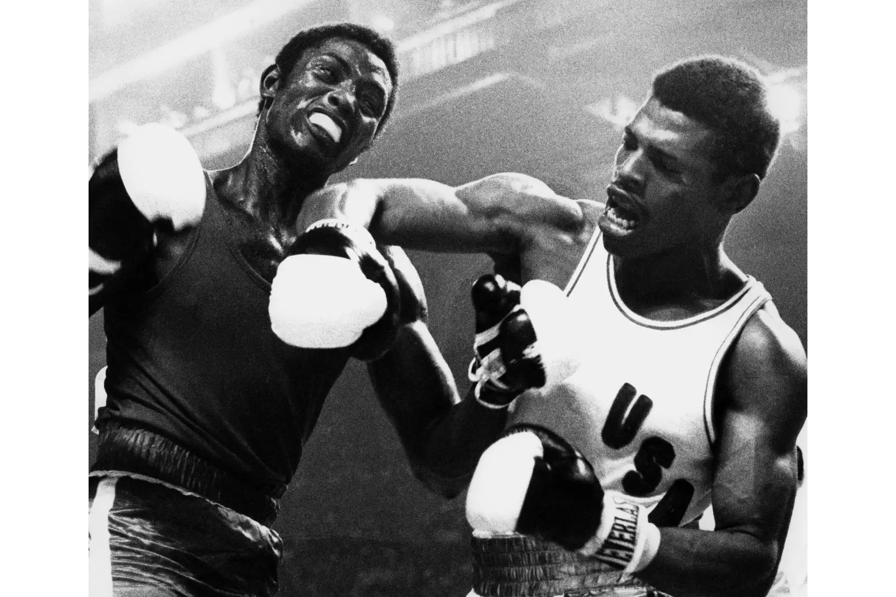 El boxeador estadounidense Leon Spinks luce un derechazo en la cara de su oponente, el cubano Sixto Soria durante la final de la categoría 81kg de los Juegos Olímpicos de Verano de Montreal. Leon Spinks ganó la medalla de oro. 
Foto: AFP