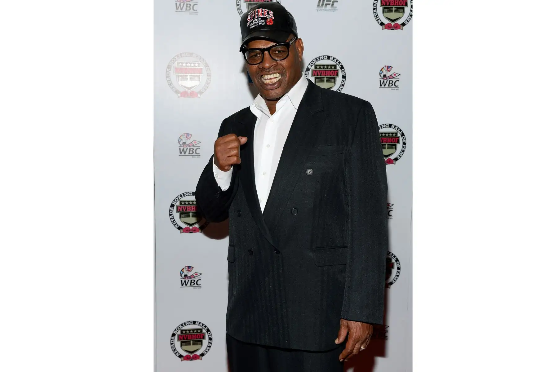 En esta foto de archivo tomada el 10 de agosto de 2013, el ex boxeador Leon Spinks llega a la gala inaugural del Salón de la Fama del Boxeo de Nevada en el Monte Carlo Resort and Casino en Las Vegas, Nevada.
Foto: AFP