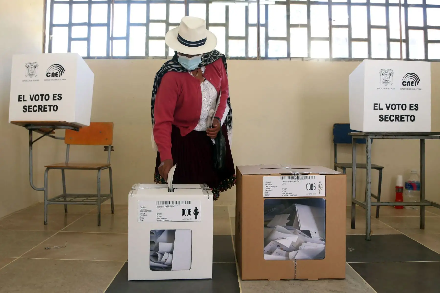 Una mujer campesina de Cuenca- emite su voto en la Parroquia Tarqu durante las Elecciones Presidenciales de 2021, en Cuenca, Ecuador.
Foto: AFP