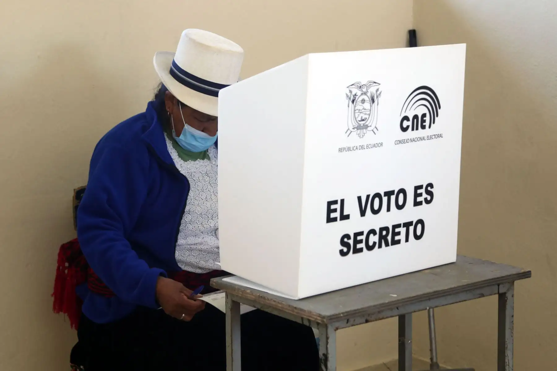 Una mujer campesina de Cuenca  emite su voto en la Parroquia Tarqu durante las Elecciones Presidenciales de 2021, en Cuenca, Ecuador.
Foto: AFP