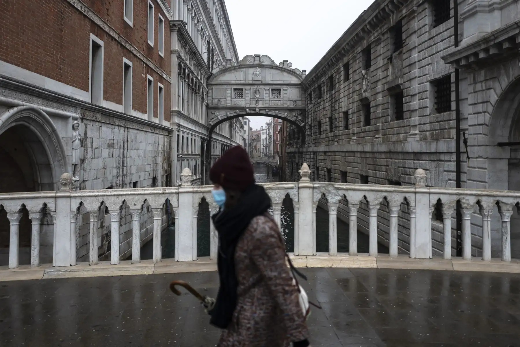 Una mujer pasa por el Puente de los Suspiros, ya que el carnaval se cancela debido a la pandemia de Covid-19.
Foto: AFP