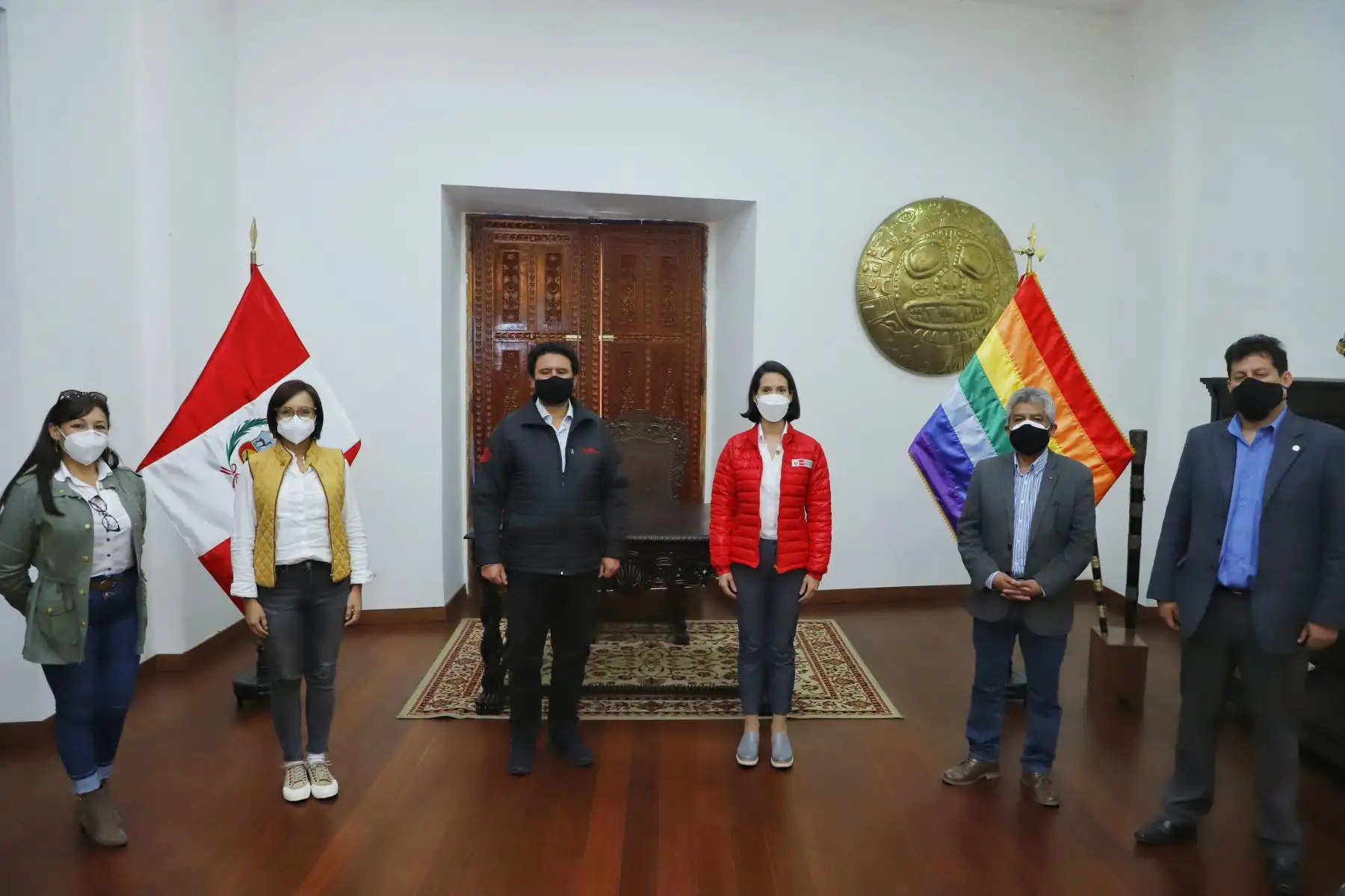 La ministra de Comercio Exterior y Turismo, Claudia Cornejo llegó a la ciudad del Cusco para reunirse con las autoridades locales y regionales para monitorear la situación de covid -19 y los temas de turismo en la región.
Foto: Mincetur
