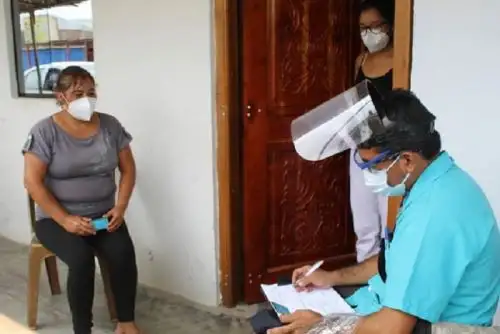 Covid-19: personal de salud busca casos en más de 100 viviendas de Nuevo Chimbote