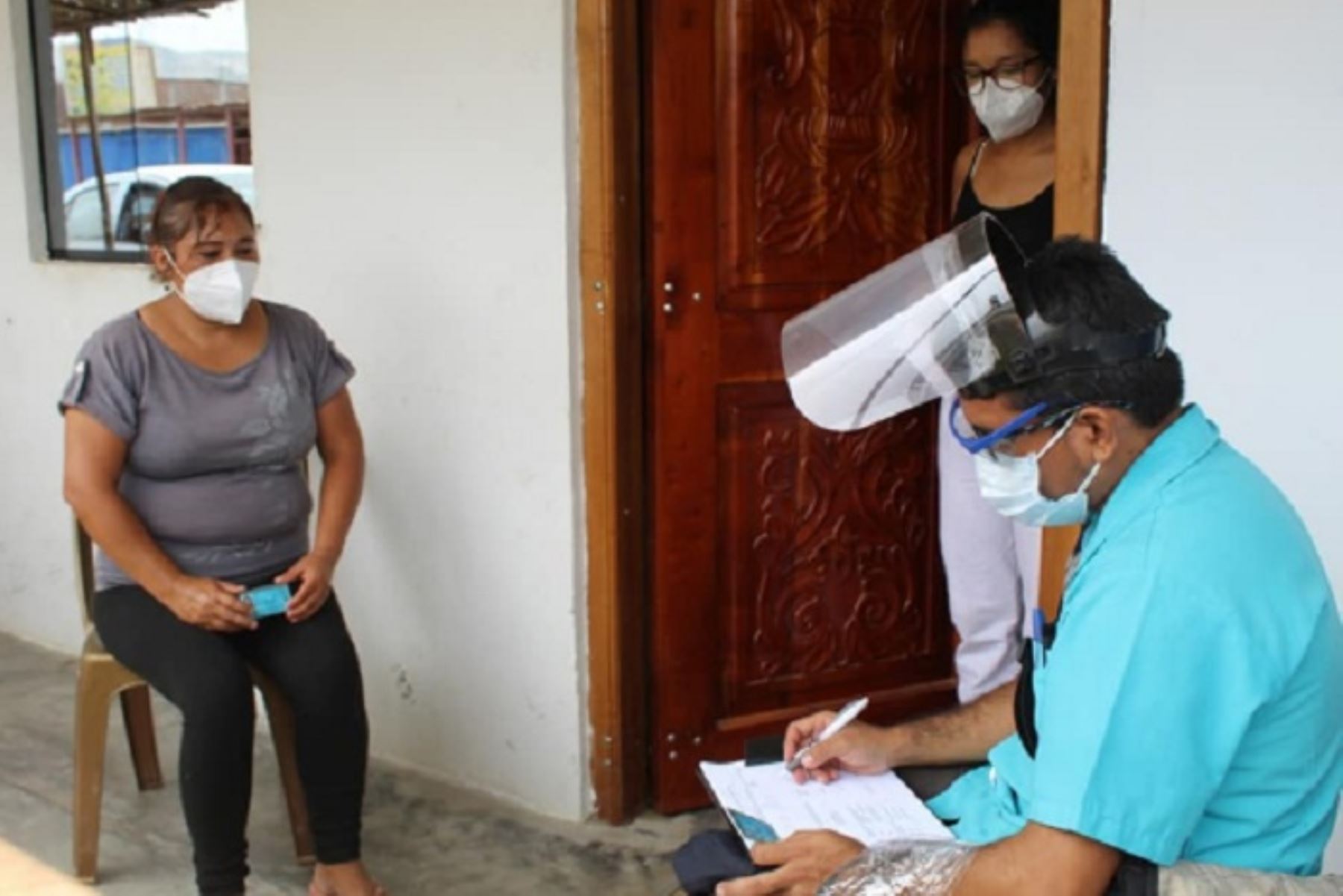 Covid-19: personal de salud busca casos en más de 100 viviendas de Nuevo Chimbote