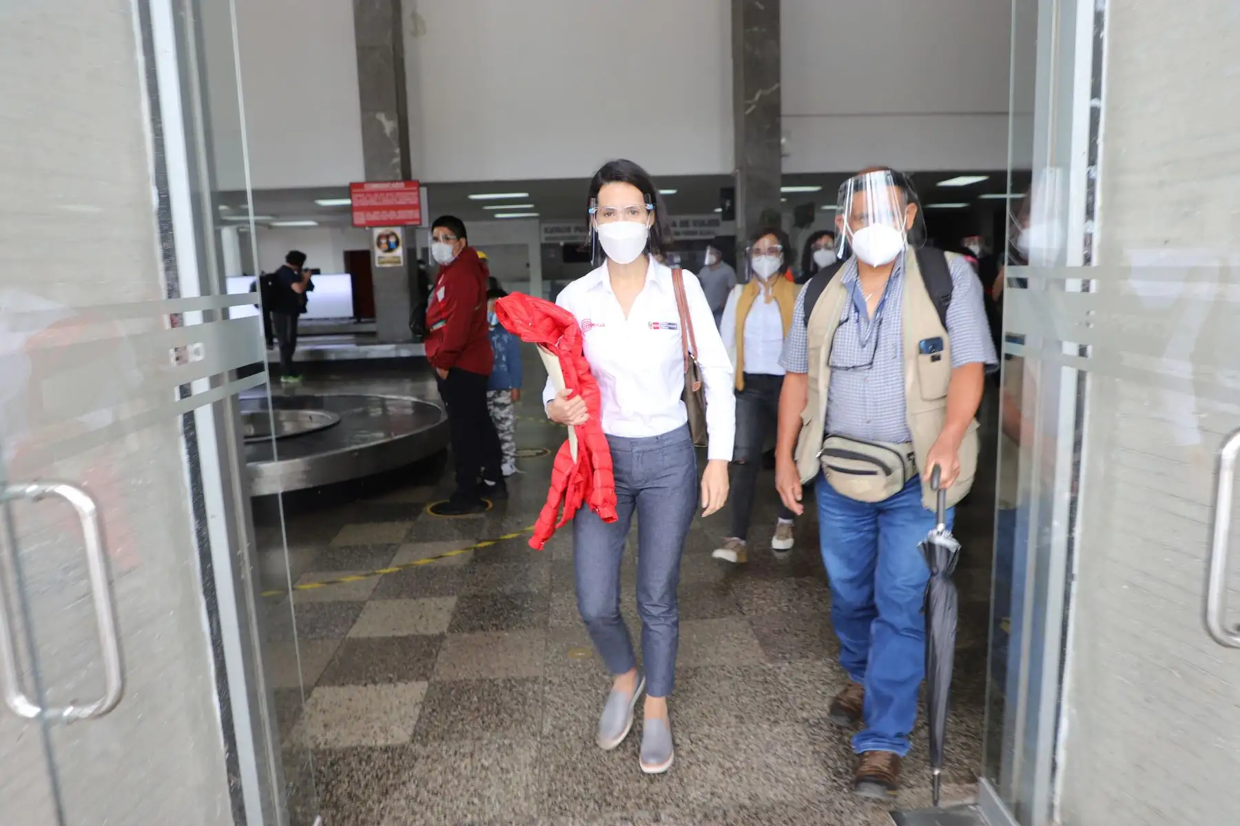 La ministra de Comercio Exterior y Turismo, Claudia Cornejo llegó a la ciudad del Cusco para reunirse con las autoridades locales y regionales para monitorear la situación de covid -19 y los temas de turismo en la región.
Foto: Mincetur