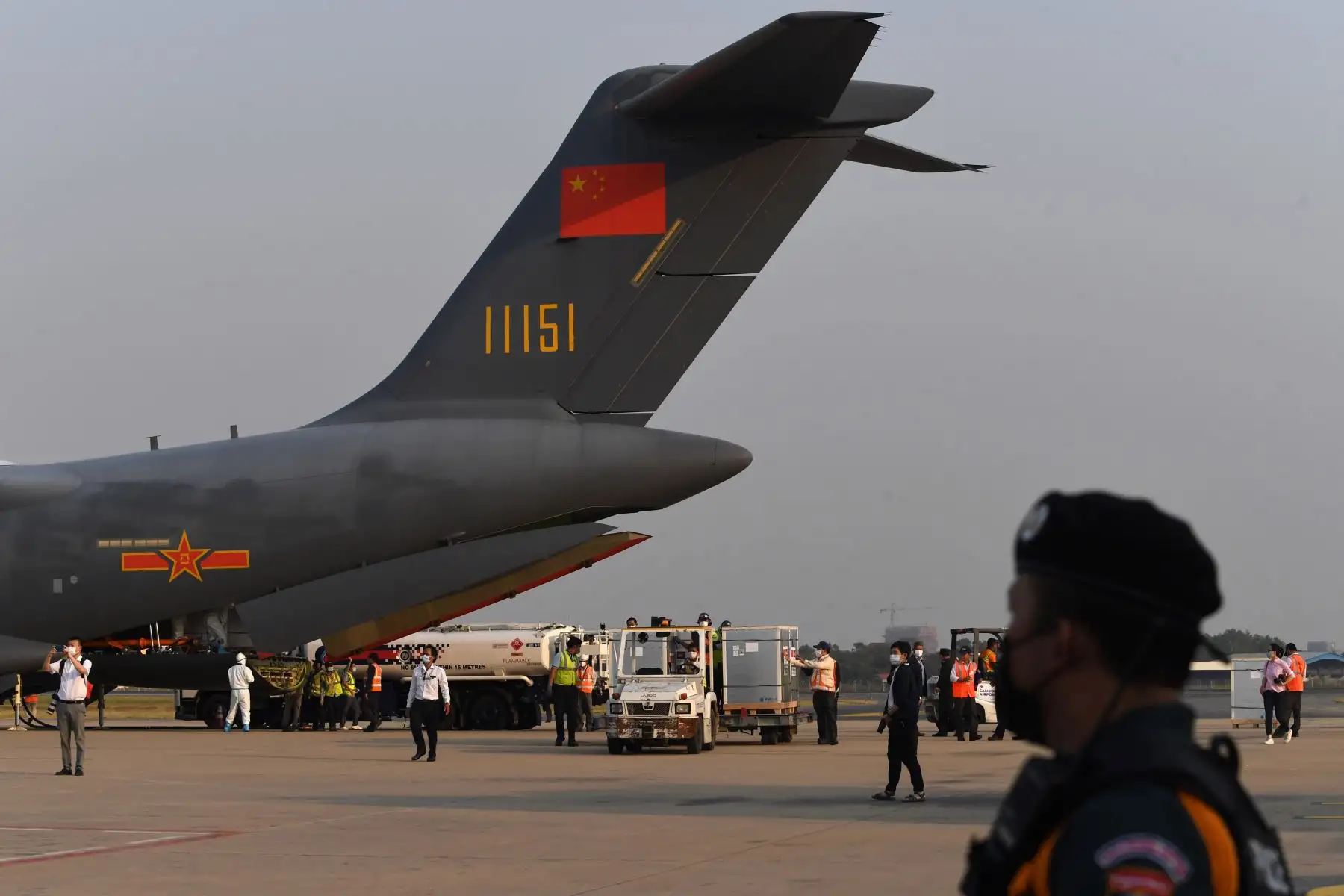 Los trabajadores transportan un cargamento de la vacuna contra el coronavirus Sinopharm covid-19 desde un avión militar chino en el Aeropuerto Internacional de Phnom Penh.
Foto: AFP